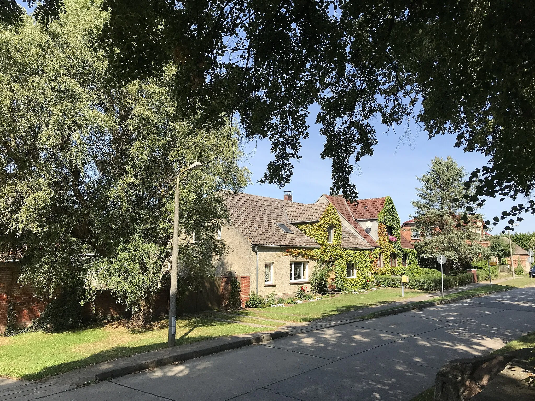 Photo showing: Dorfstraße in Groß Luckow in Mecklenburg-Vorpommern