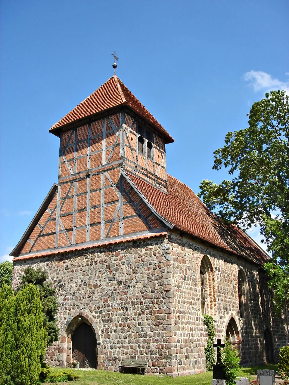 Photo showing: Dorfkirche von Brohm, Stadtteil von Friedland, Landkreis Mecklenburgische Seenplatte, Mecklenburg-Vorpommern.