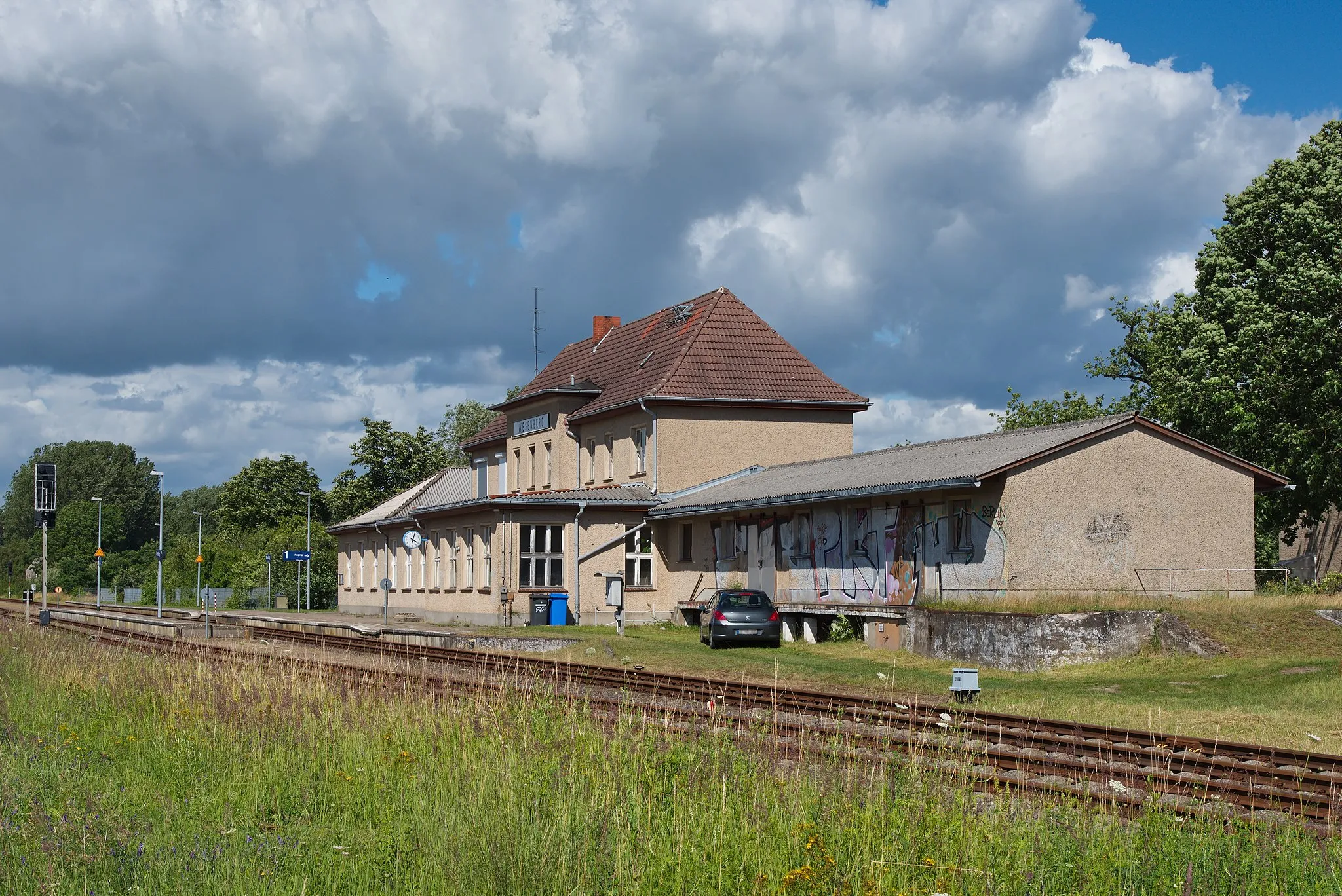 Photo showing: Blick auf das Empfangsgebäude vom Bahnhof Wesenberg, Blickrichtung Neustrelitz.