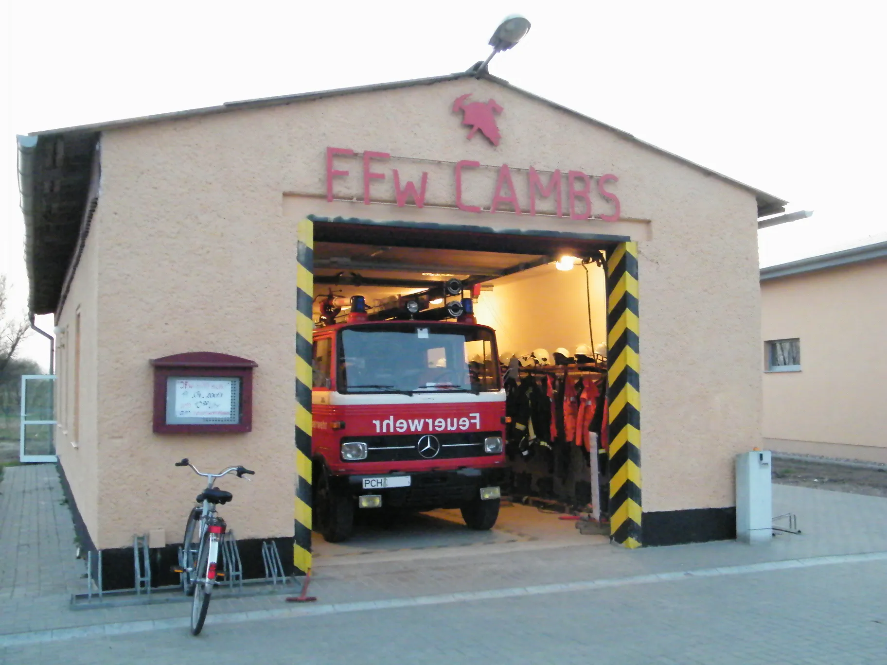 Photo showing: auxillary fire brigade of Cambs, Germany. Mercedes-Benz fire engine, with "FEUERWEHR" in mirror writing ("RHEWREUEF").
