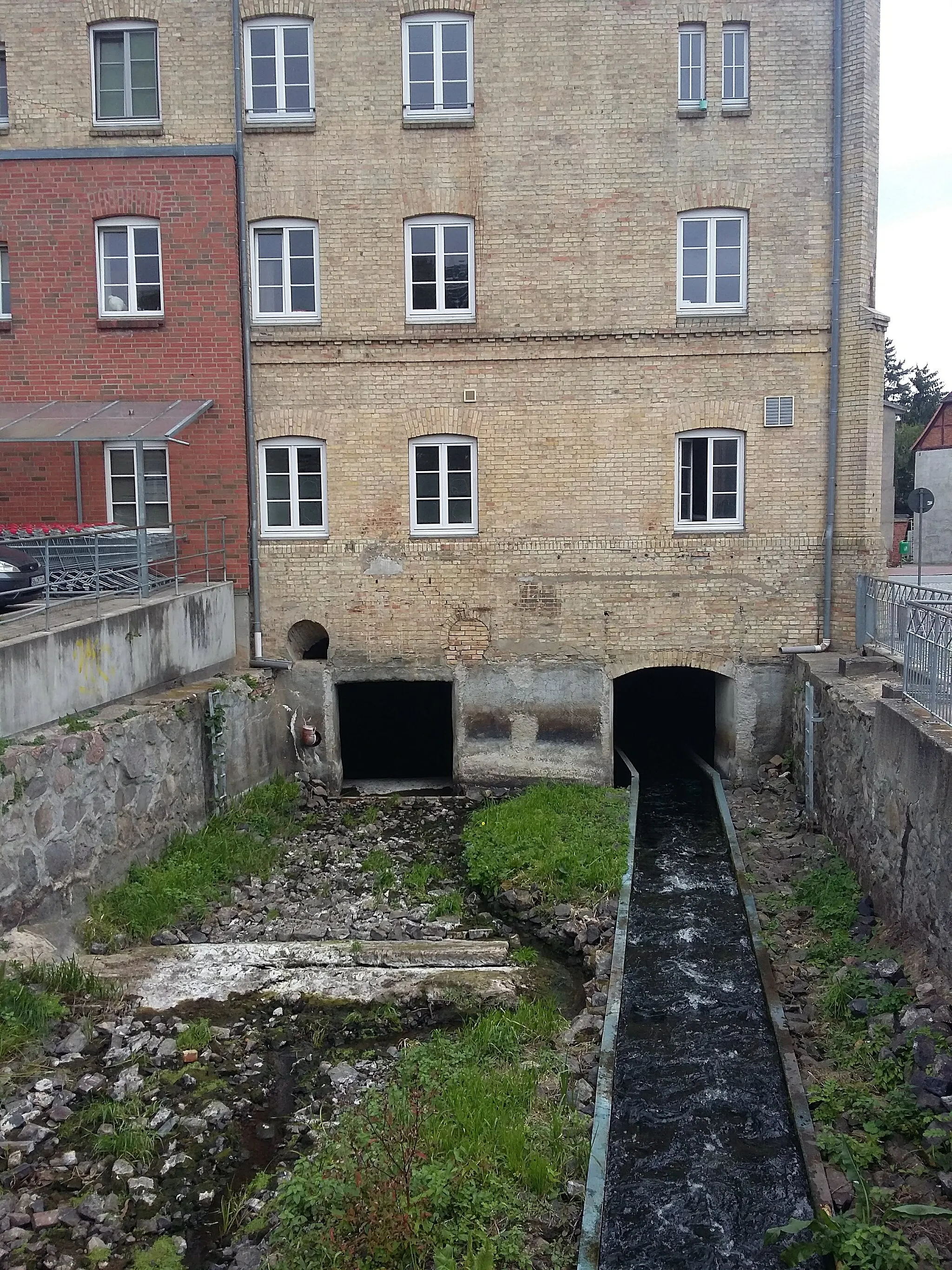 Photo showing: Der Mühlenbach wird in Brüel durch das Gebäude der historischen Mühle geführt.
