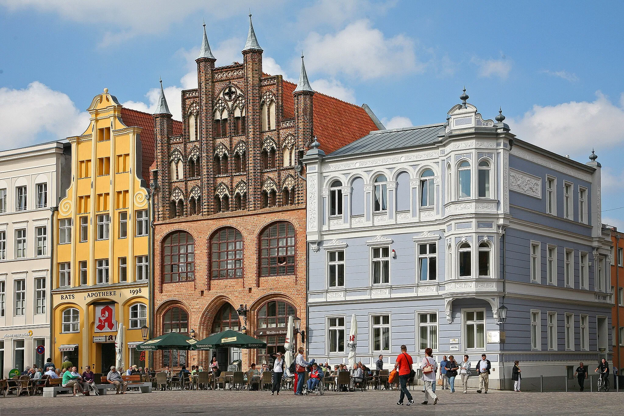 Photo showing: Alter Markt" with the Wulflamhaus: "Alter Markt" is the market square in the German Hansestadt Stralsund and the center of the historic old town. The "Wulflamhaus" is a 14th century building in bakingsteine pottery.