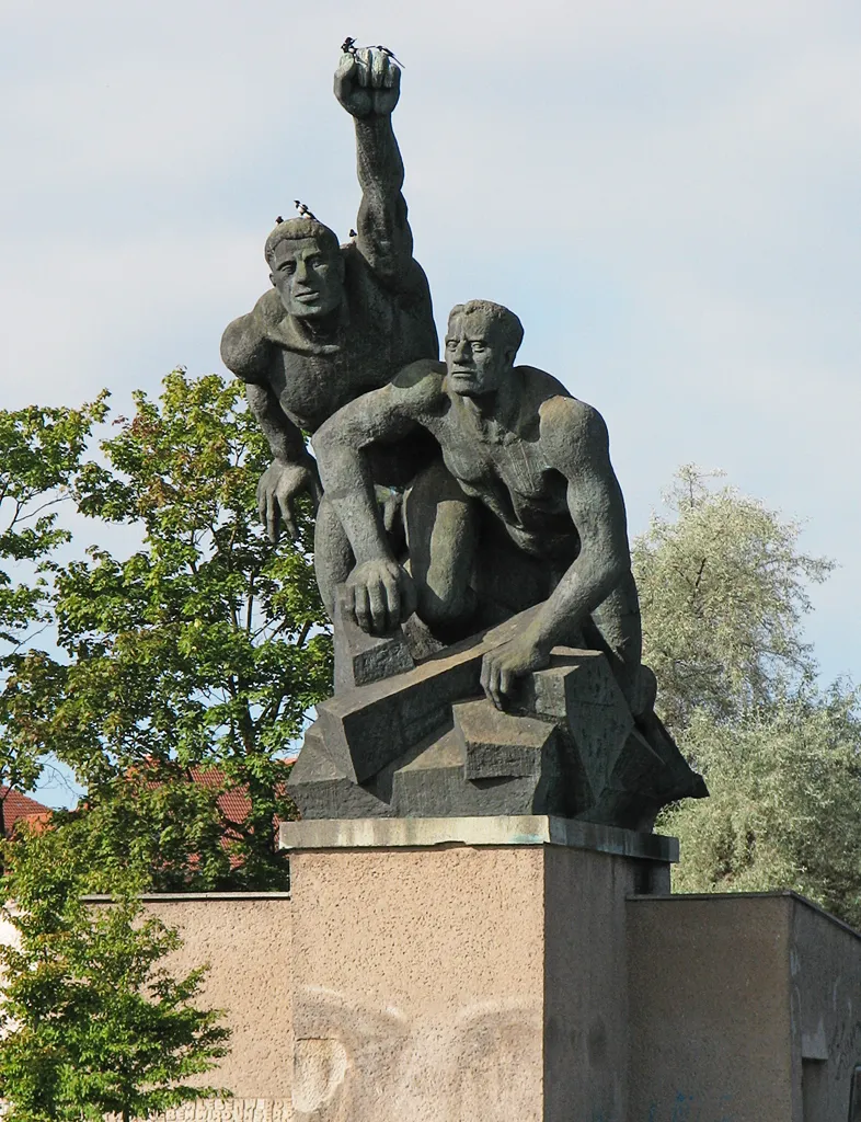 Photo showing: Beschreibung: Gedenkstätte revolutionärer Matrosen in Rostock / Ende des Stadthafens
Fotograf: Darkone , 31. August 2005