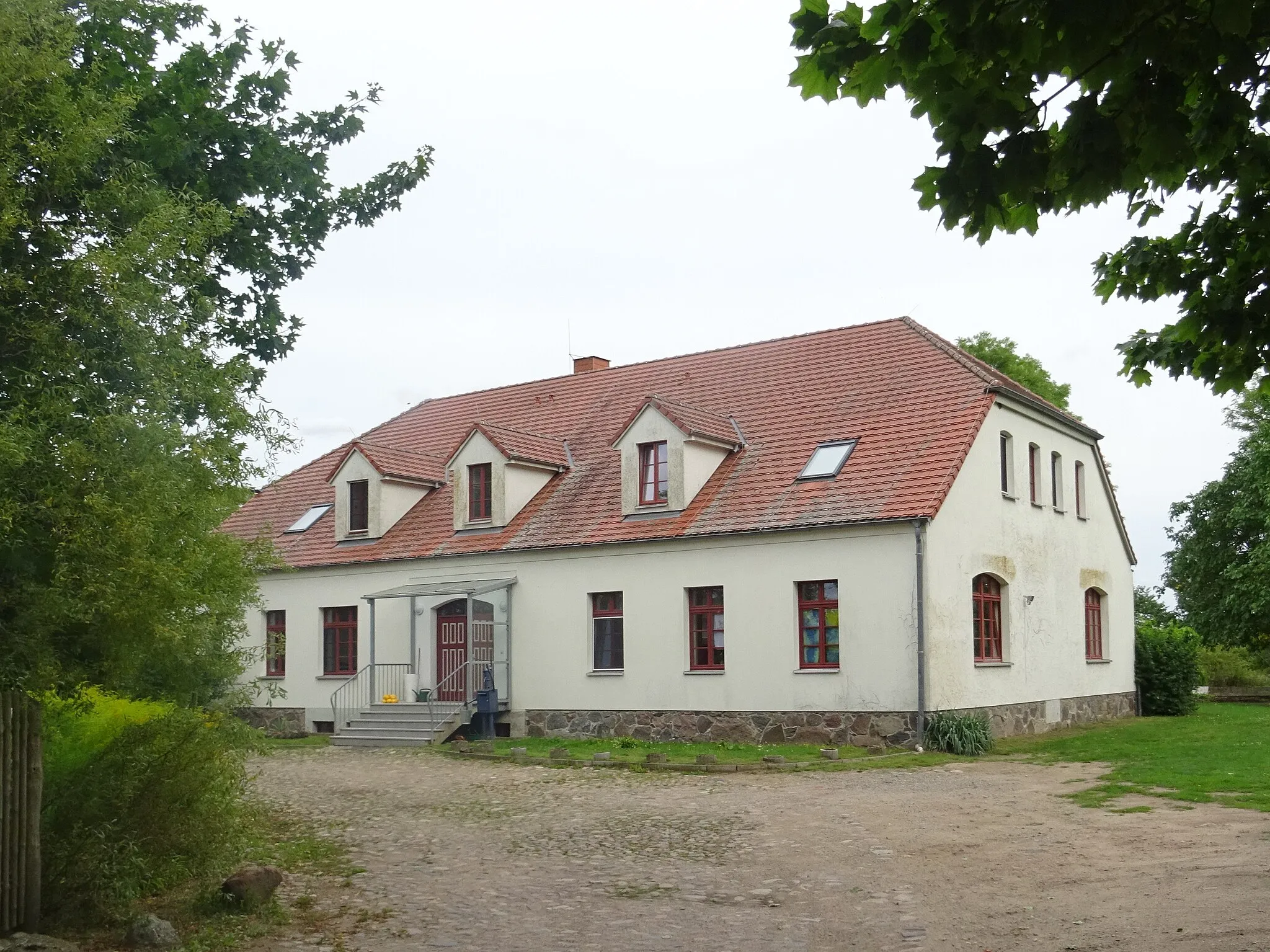 Photo showing: DIshley, Ortsteil von Friedland, denkmalgeschütztes Gutshaus