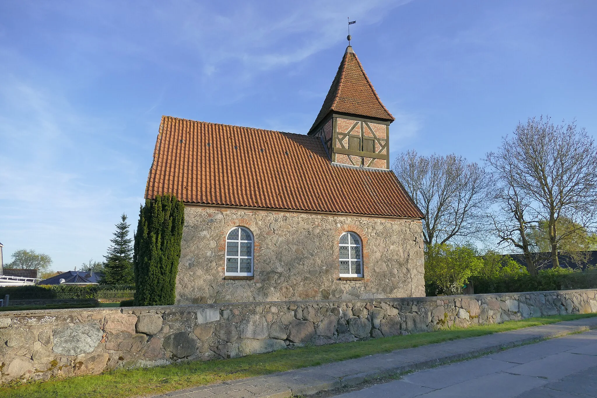 Photo showing: Kirche Japzow, Landkreis Mecklenburgische Seenplatte, Nordseite mit Friedhofsmauer