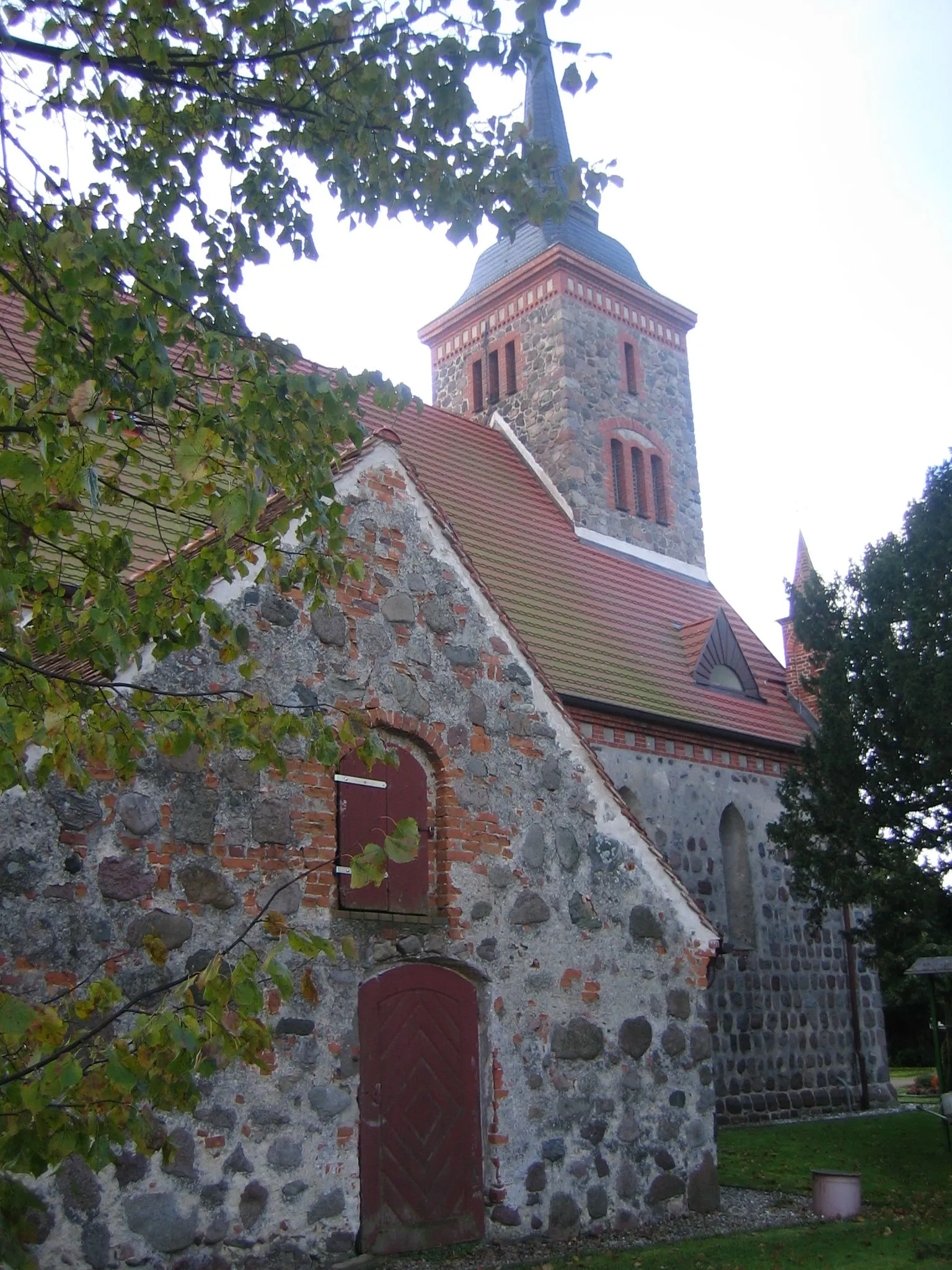 Photo showing: Dorfkirche Ihlenfeld, Ortsteil der Gemeinde Neuenkirchen, Landkreis Mecklenburgische Seenplatte