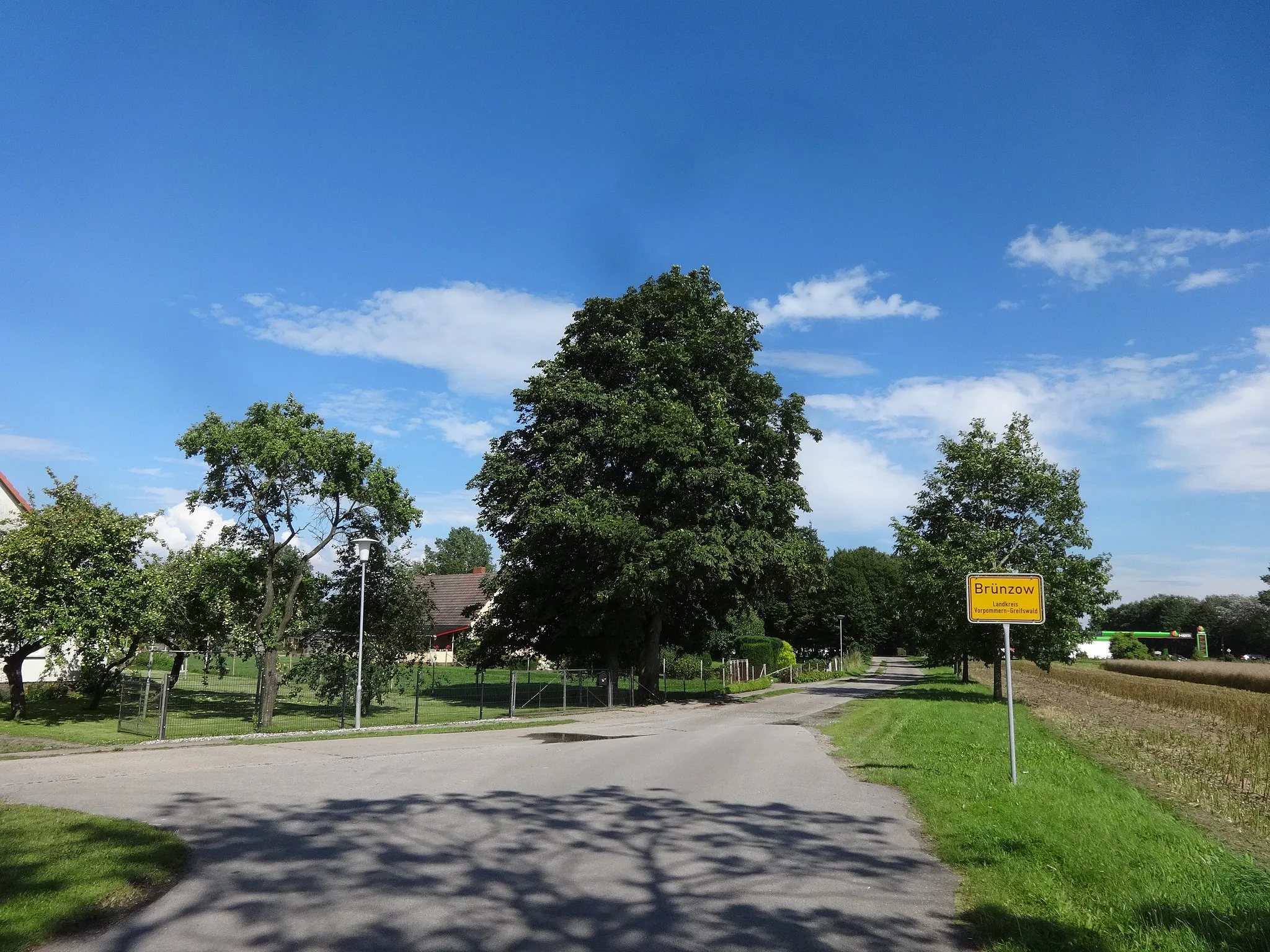 Photo showing: westlicher Ortseingang am Neubauernweg in Brünzow, Landkreis Vorpommer-Greifswald