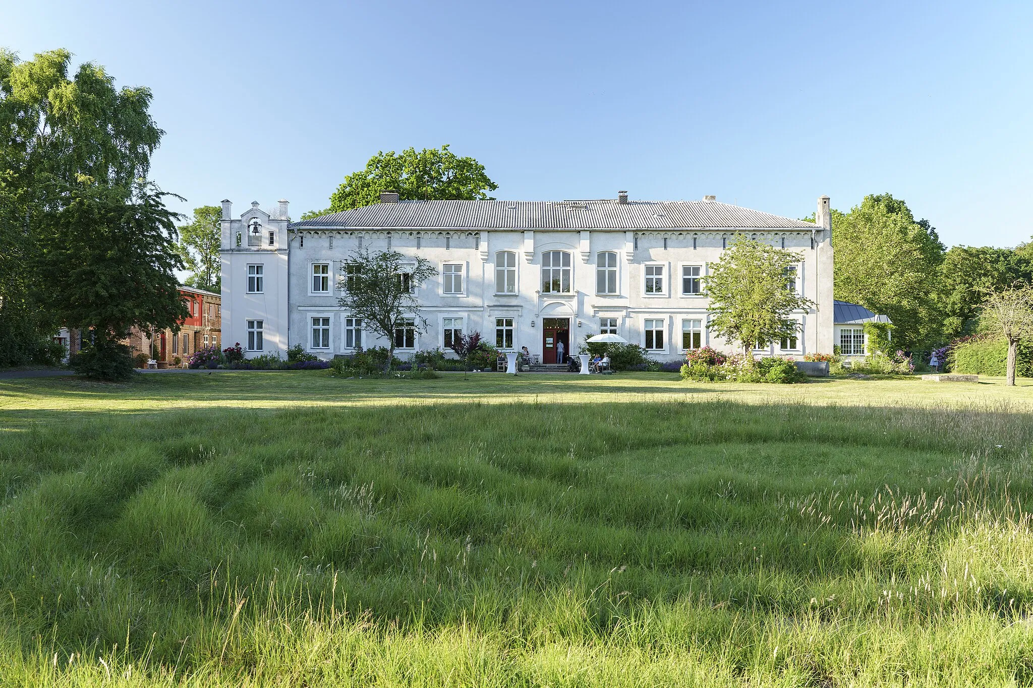 Photo showing: Das Herrenhaus Roggow von vorne im Sommer