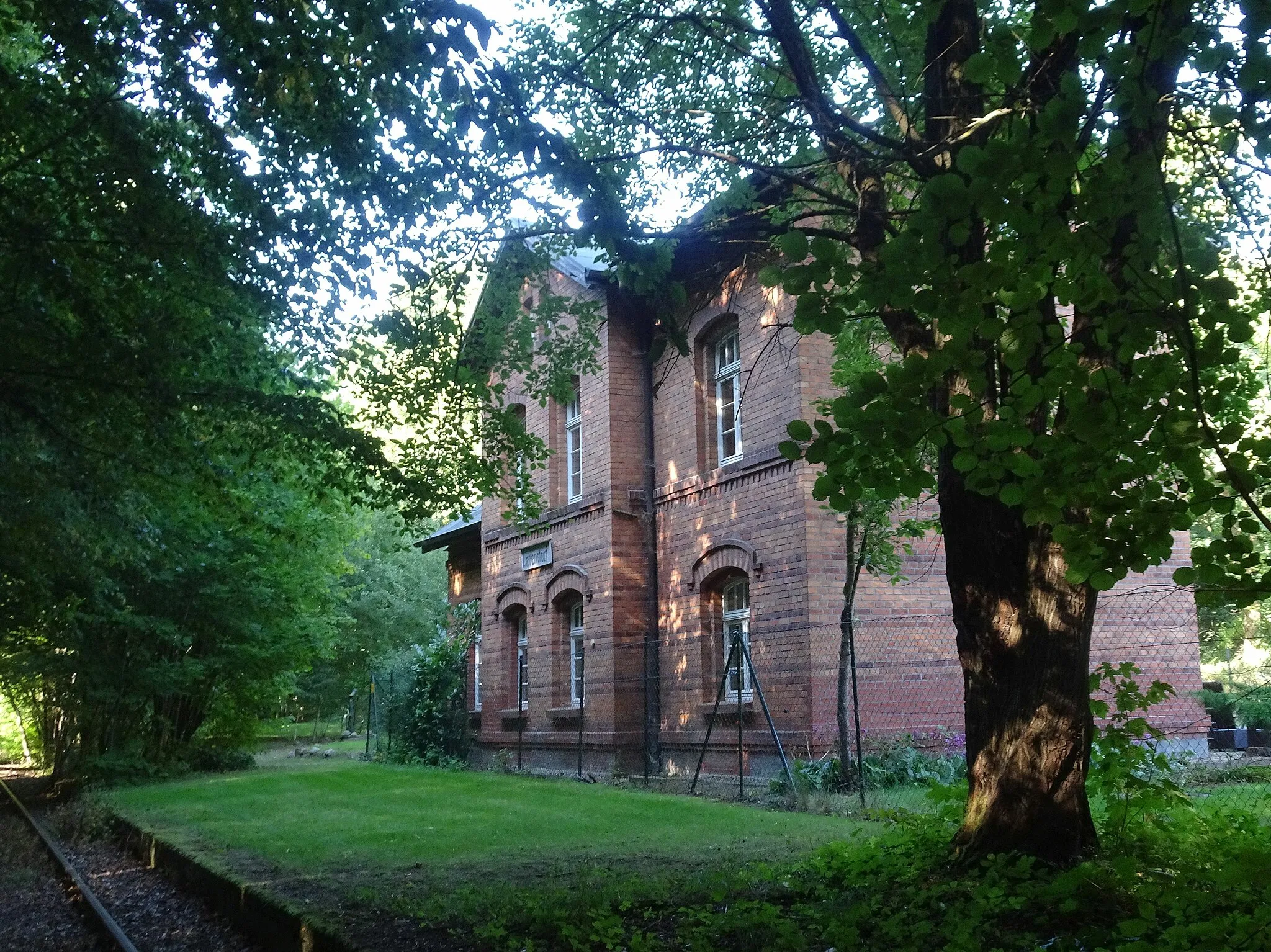 Photo showing: Bahnhof Levenstorf, Gleisseite des denkmalgeschützten Empfangsgebäudes