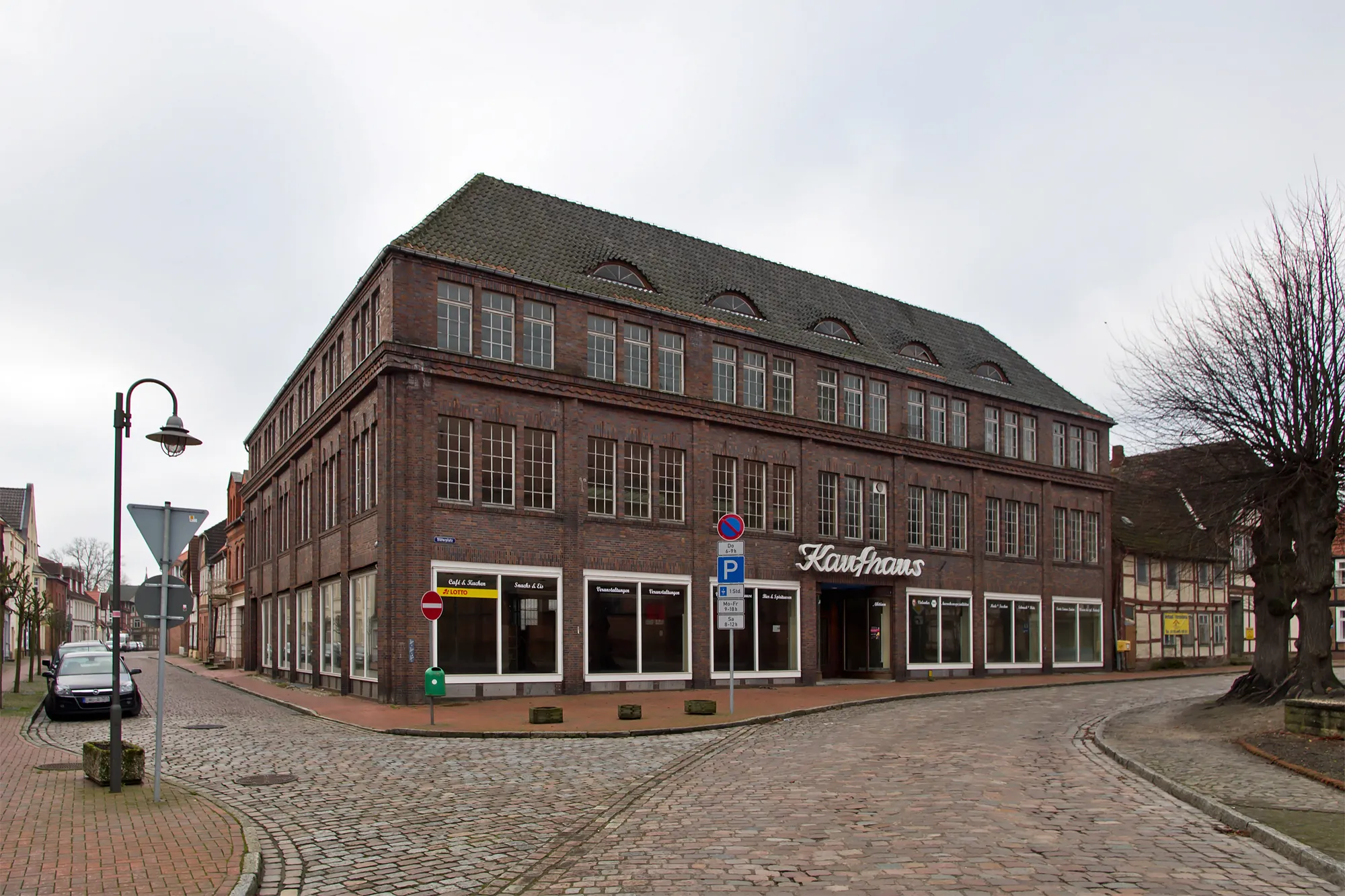 Photo showing: Former shopping mall of the small town Dömitz (district Ludwigslust-Parchim, northern Germany); building from 1926.
