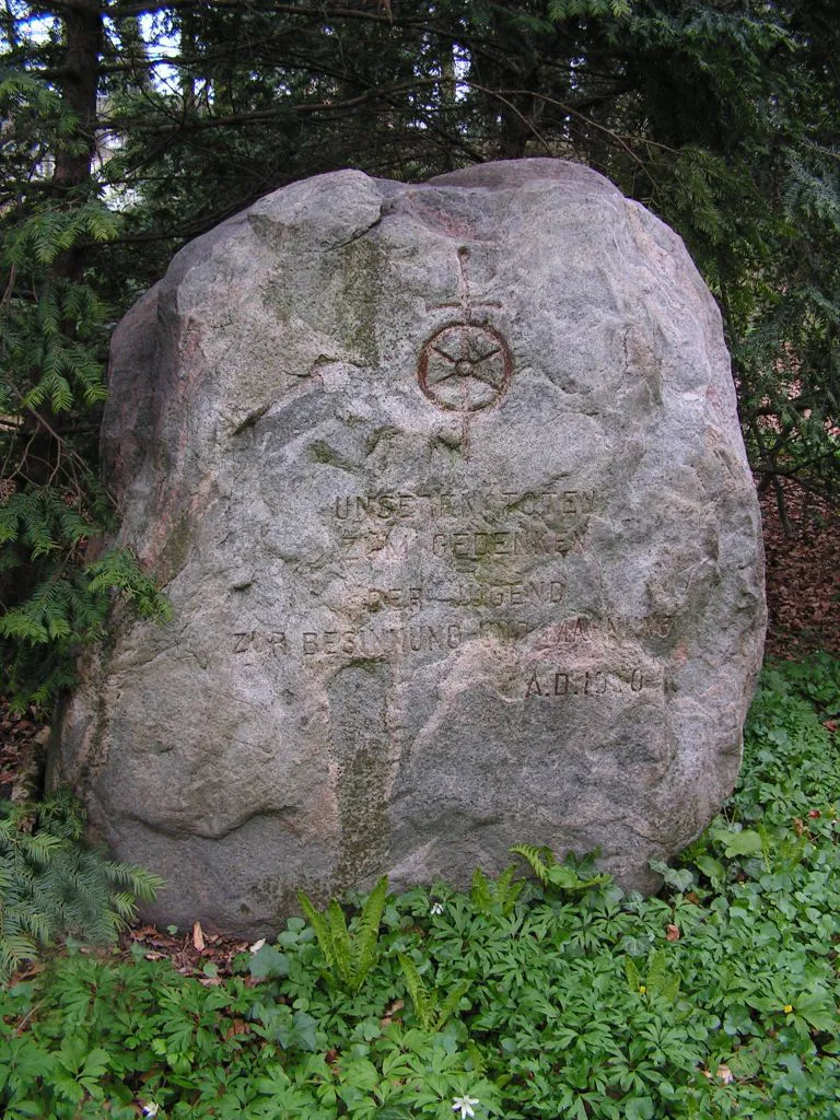 Photo showing: Lübeck/Ehrenfriedhof/Gedenkstein Katharineum