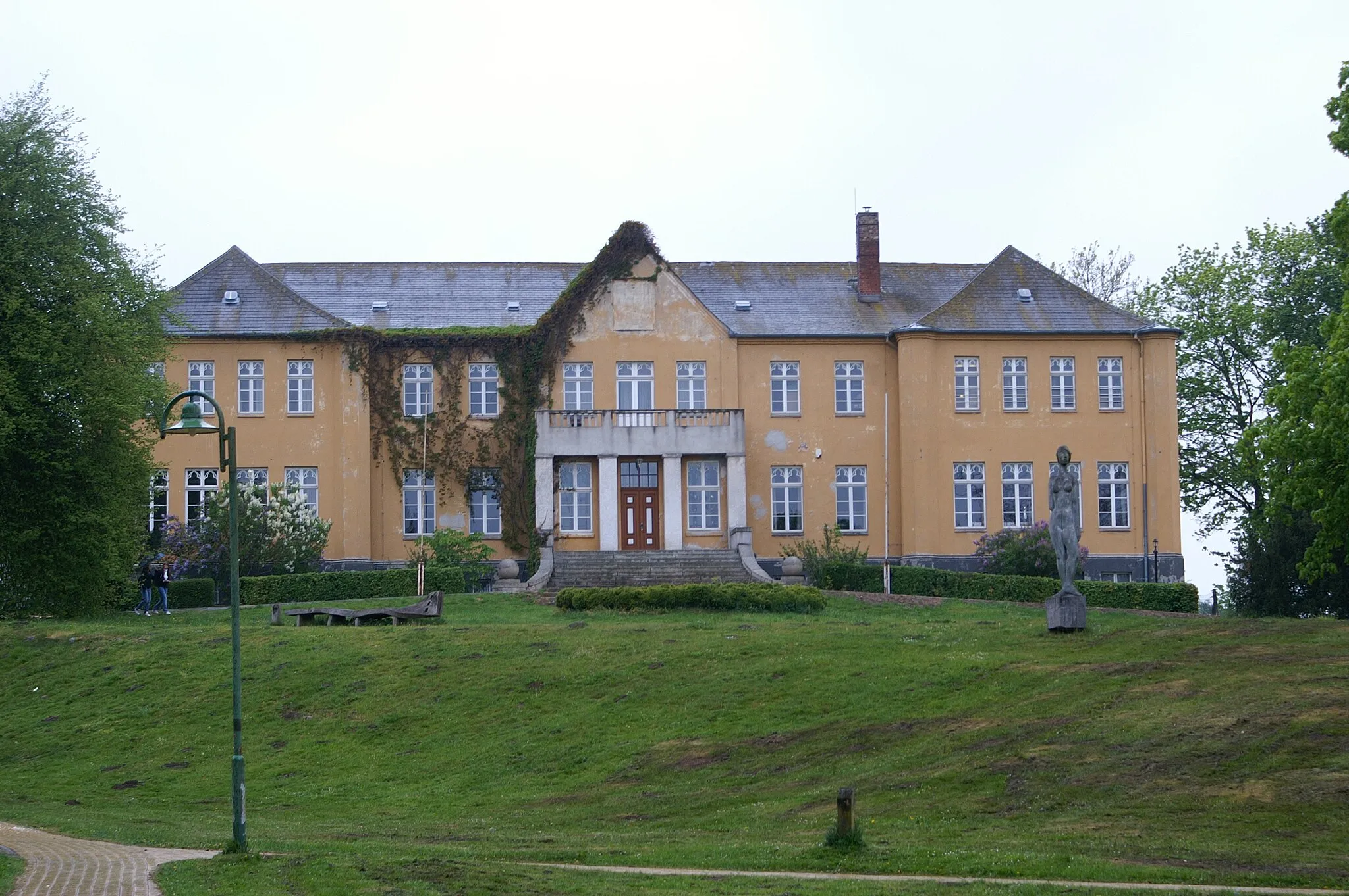 Photo showing: Ehemaliges Herrenhaus Schloss Wieck bei Gützkow (Landkreis Ostvorpommern), Parkseite
