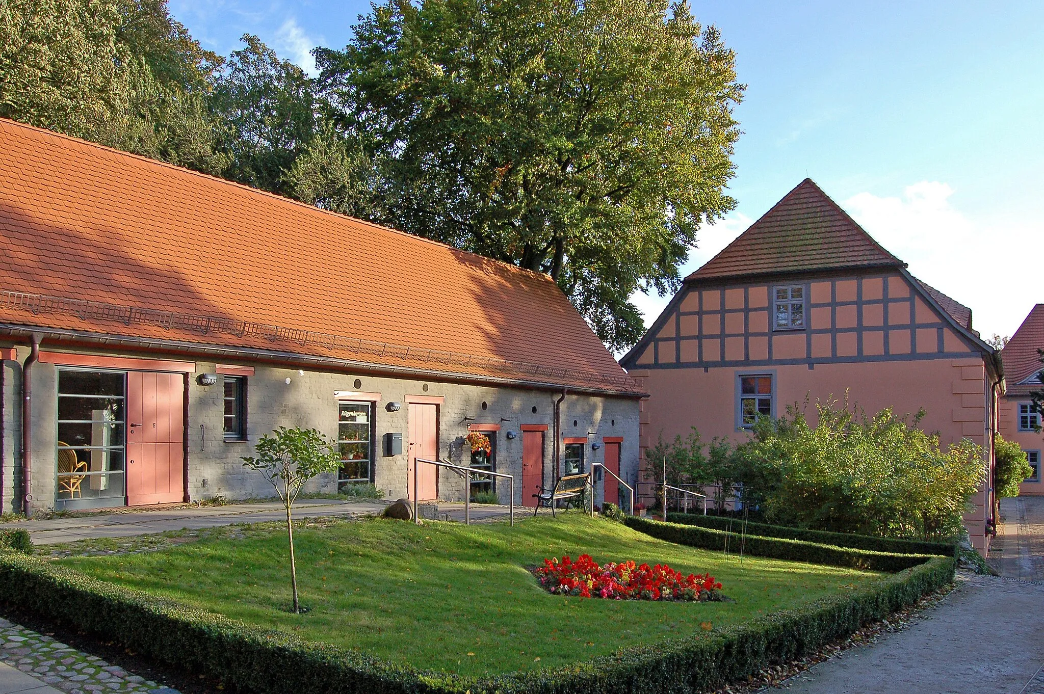 Photo showing: Der Klosterhof mit seinen historischen Anlagen erstreckt sich weitestgehend im hinteren Areal der Sankt-Marien-Kirche. Das als Benediktinerkloster gegründete und im 13. Jh. zum Zisterzienserkloster konvertierte Nonnenkloster war bis nach der Reformation eine "Zuchtschule" für adelige Jungfrauen. 2004 wurde die Klosteranlage saniert und bildet heute mit Marktplatz und Kirche das historische Zentrum der Stadt Bergen auf Rügen. Heute befinden sich in den Gebäuden Wohnungen, ein Museum und eine Gaststätte. Die ehemaligen Ställe dienen einem Kunsthandwerk als Schauräume.