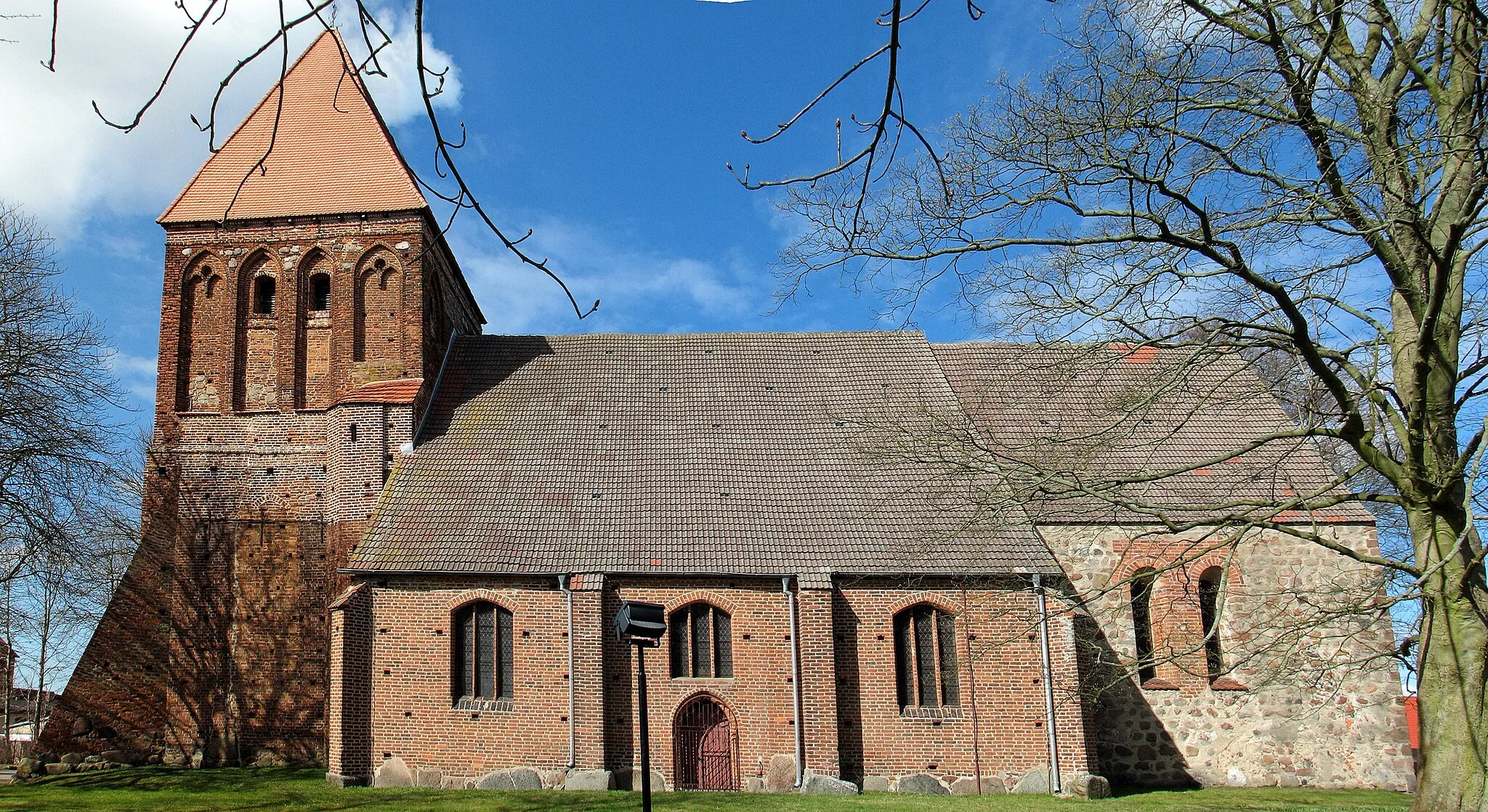 Photo showing: Beschreibung: sideview of church St. Nikolai in Richtenberg
Fotograf: Darkone , 14. April 2006