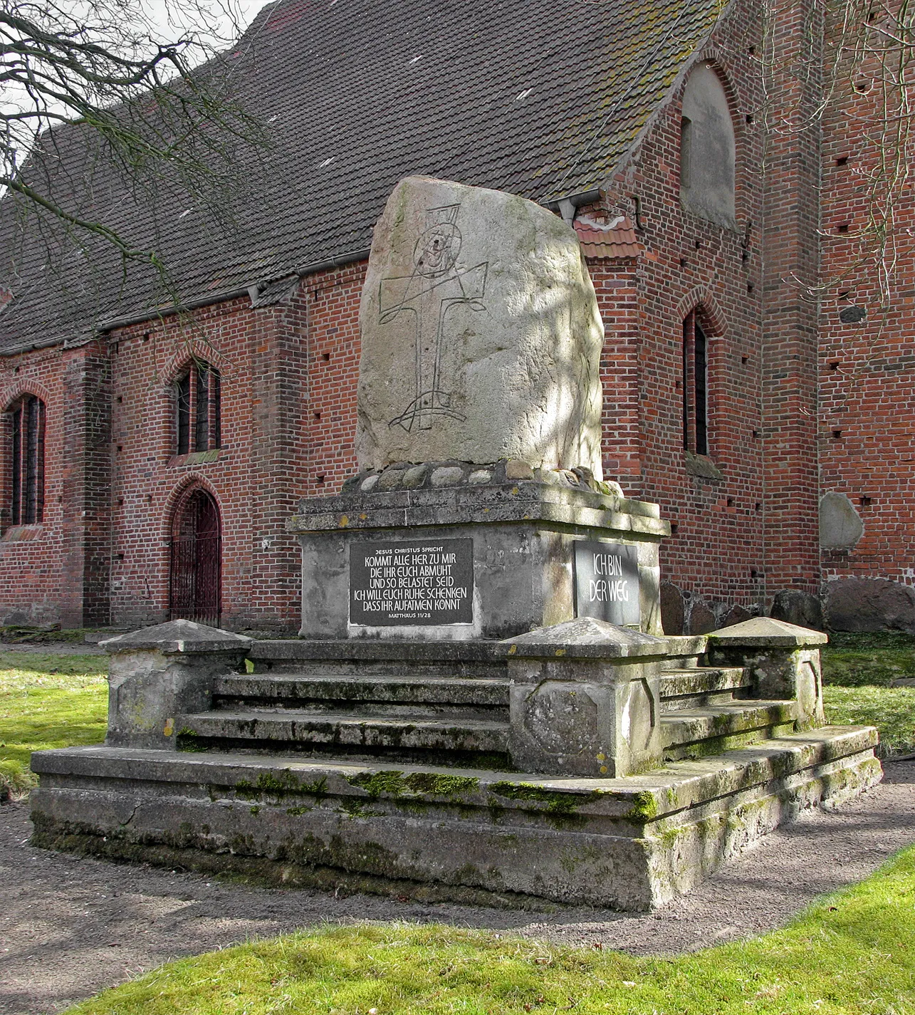 Photo showing: Beschreibung: stone in front of church St. Nikolai in Richtenberg
Fotograf: Darkone , 14. April 2006