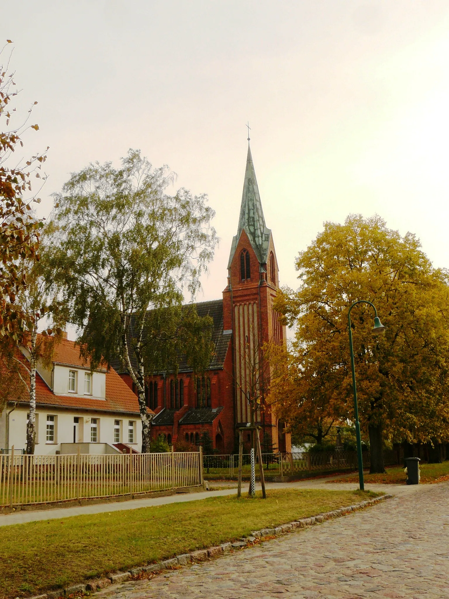 Photo showing: Die katholische Kirche Mariä Geburt, Kirchstr. 21 in Viereck (Vorpommern), ein 1911 erbauter unter Denkmalschutz stehender Backsteinbau (Blick von SW).