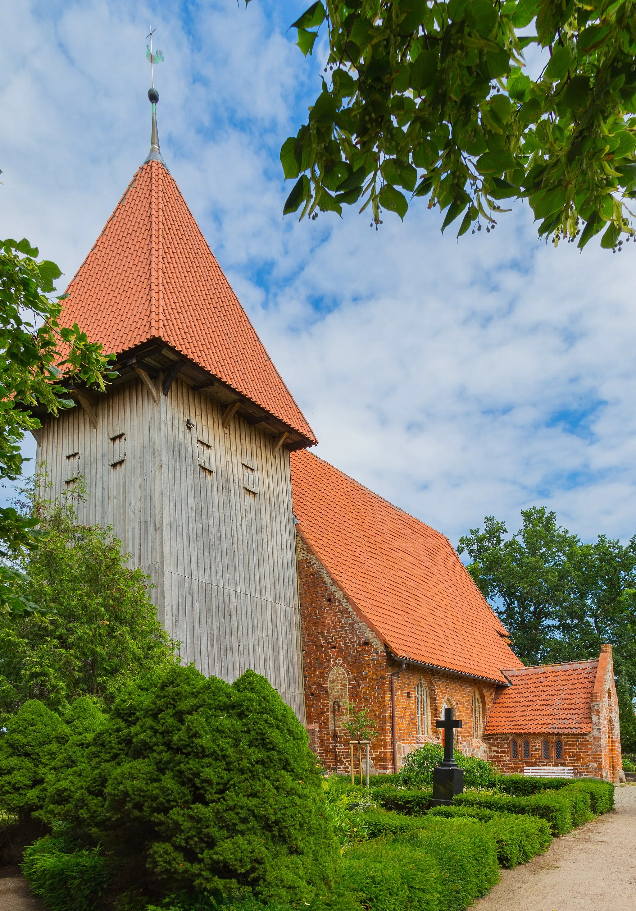 Photo showing: The Lutheran Village Church of Rethwisch, district of Börgerende-Rethwisch, Landkreis Rostock, Mecklenburg-Vorpommern, Germany. The church is a listed cultural heritage monument.