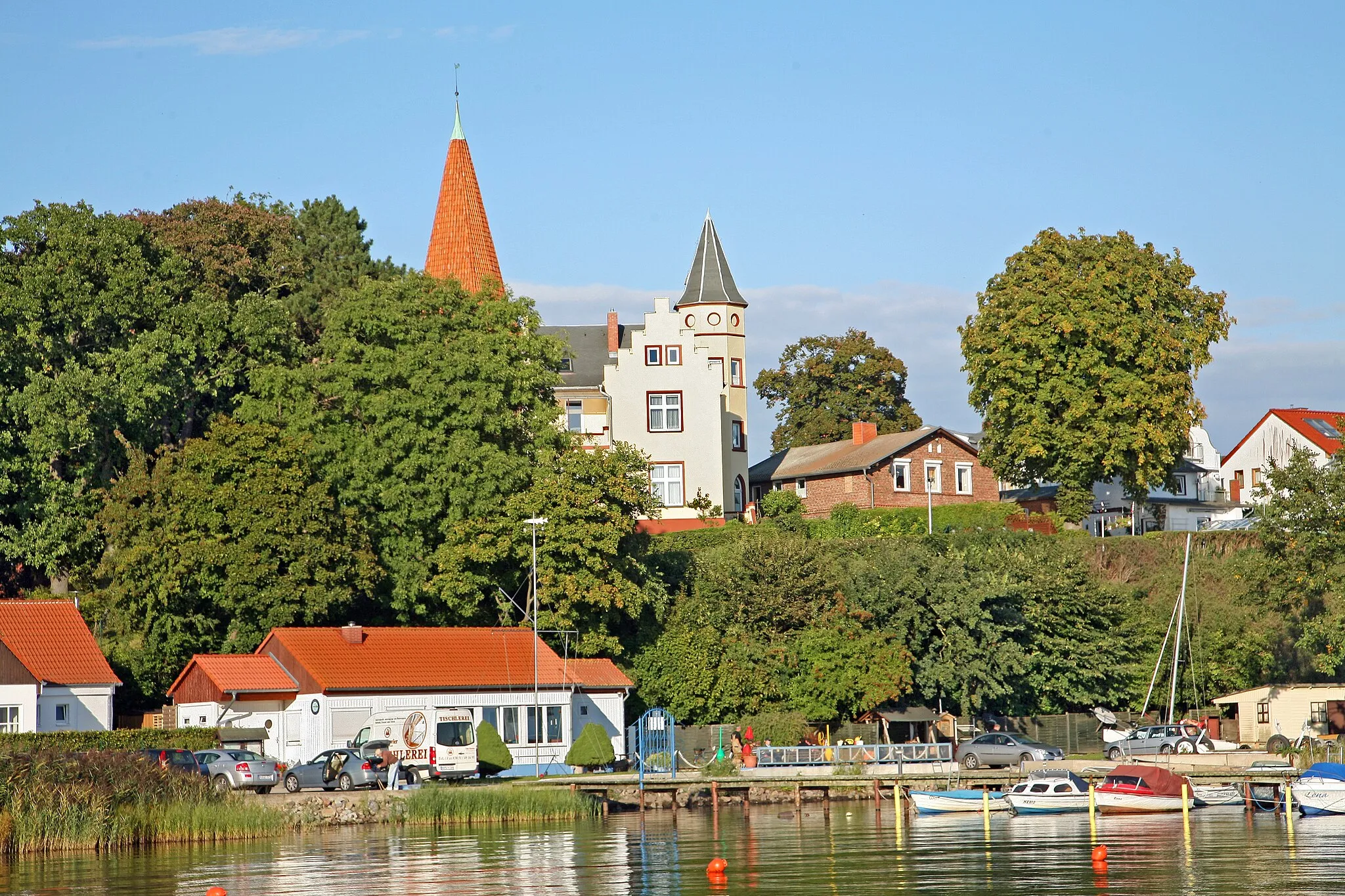 Photo showing: Altefähr, ein Seebad auf der Insel Rügen, Ostsee. Am Hafen.