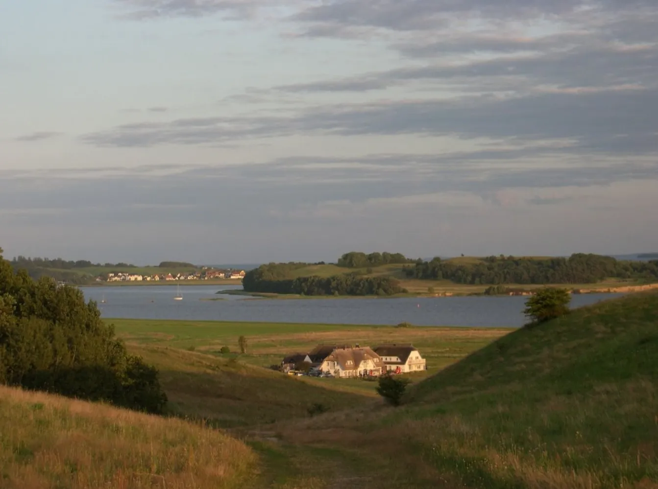 Photo showing: Boddenlandschaft auf Mönchgut mit den westlichsten Häusern von Groß Zicker (Vordergrund), der Halbinsel Klein Zicker (Hintergrund rechts) und dem Ort Thiessow (Hintergrund links)