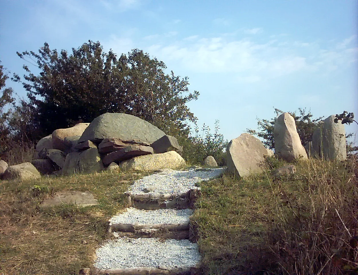 Photo showing: Das Bild stellt ein steinzeitliches Hügelgrab auf der Insel Rügen da.

Das Bild wurde vom Wiki-User J C D erstellt und ist gemeinfrei. J C D 23:24, 11. Feb 2006 (CET)