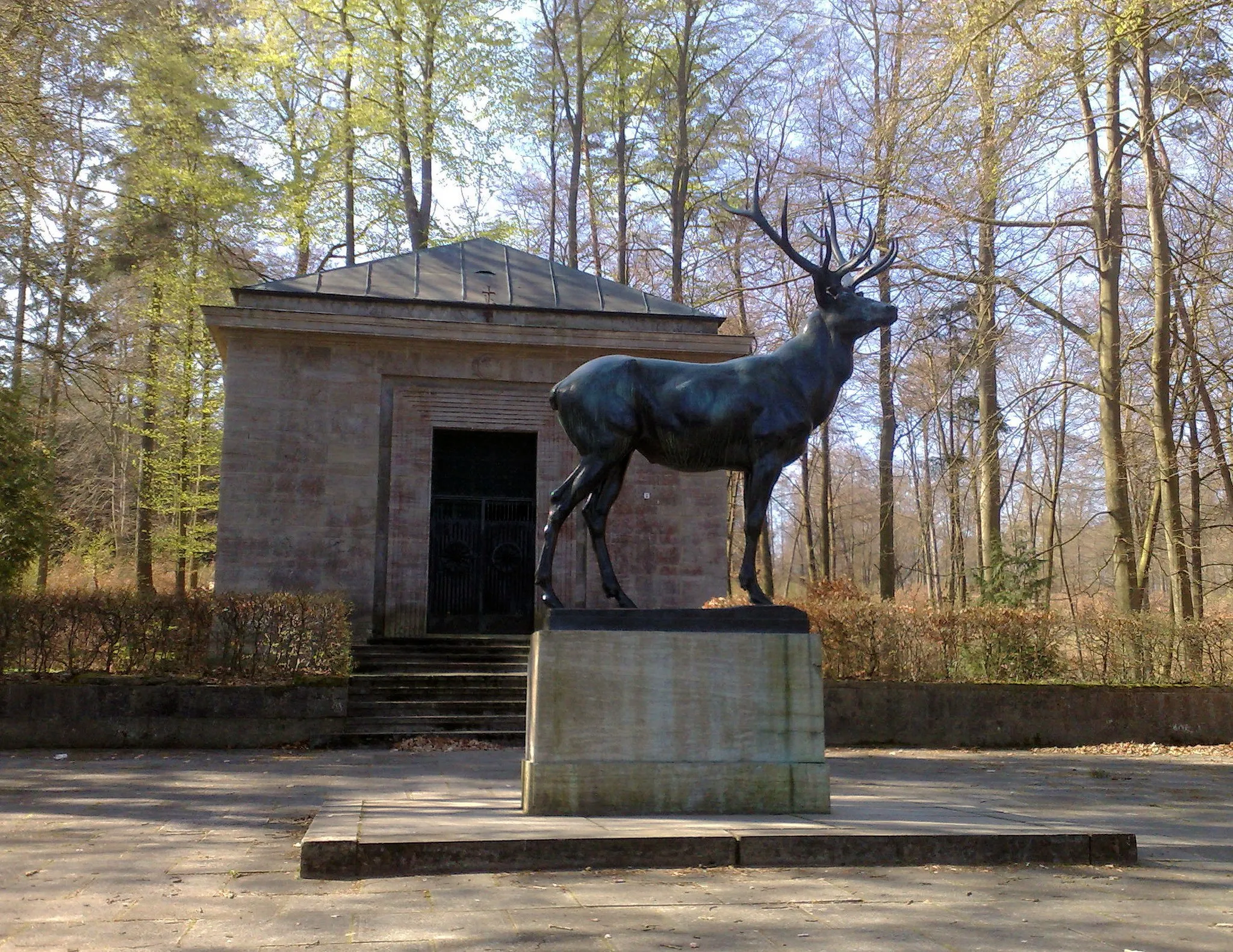 Photo showing: Mausoleum and bronze deer in Friedrichswalde, disctrict Ludwigslust-Parchim, Mecklenburg-Vorpommern, Germany