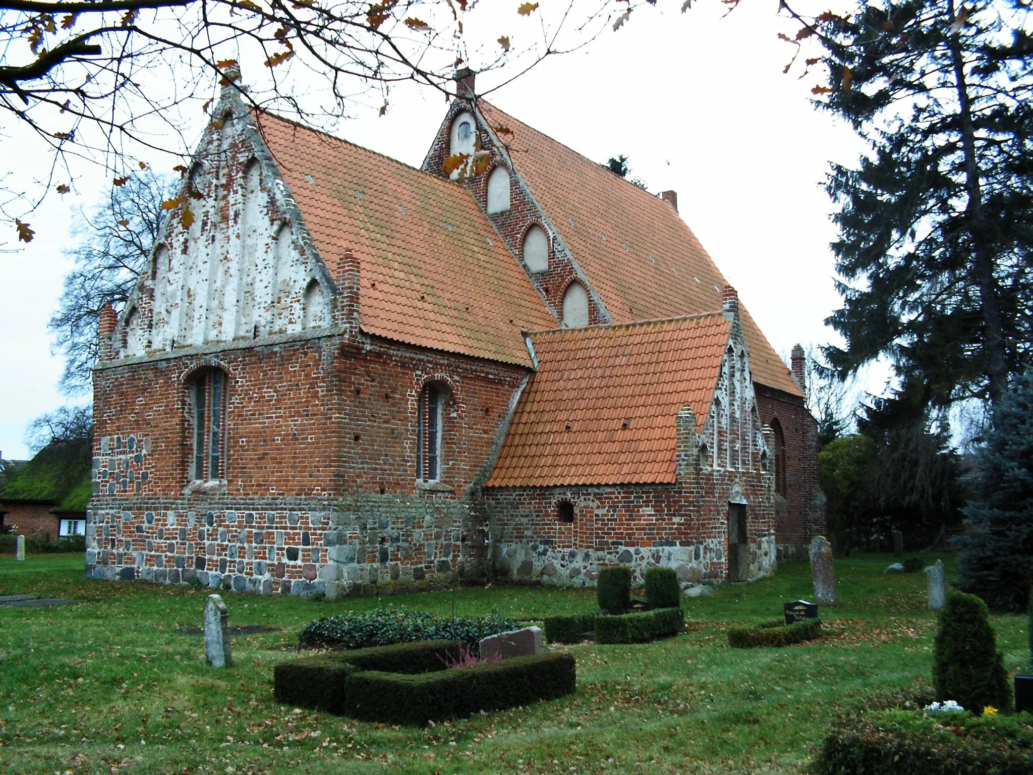Photo showing: Privatfoto der Kirche von Rappin auf Rügen. Aufnahme vom November 2007. Aufgenommen vom Friedhof aus.