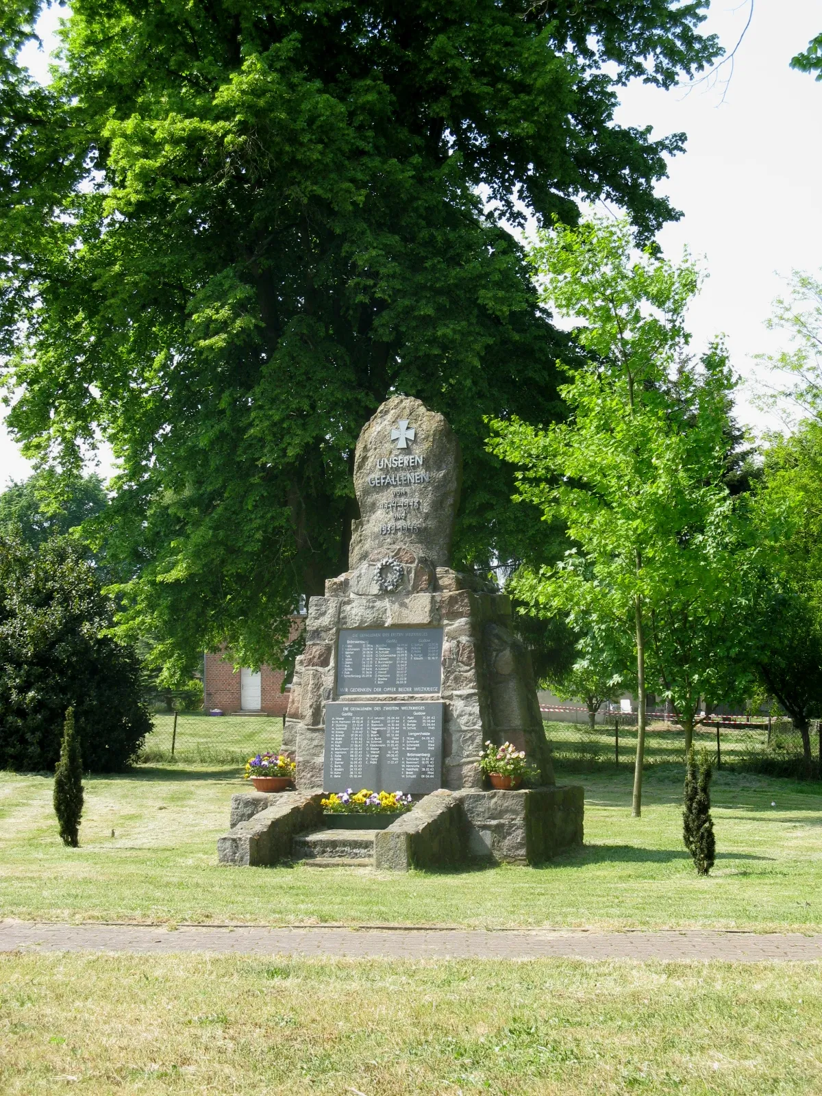 Photo showing: War memorial in Garlitz, district Ludwigslust-Parchim, Mecklenburg-Vorpommern, Germany
