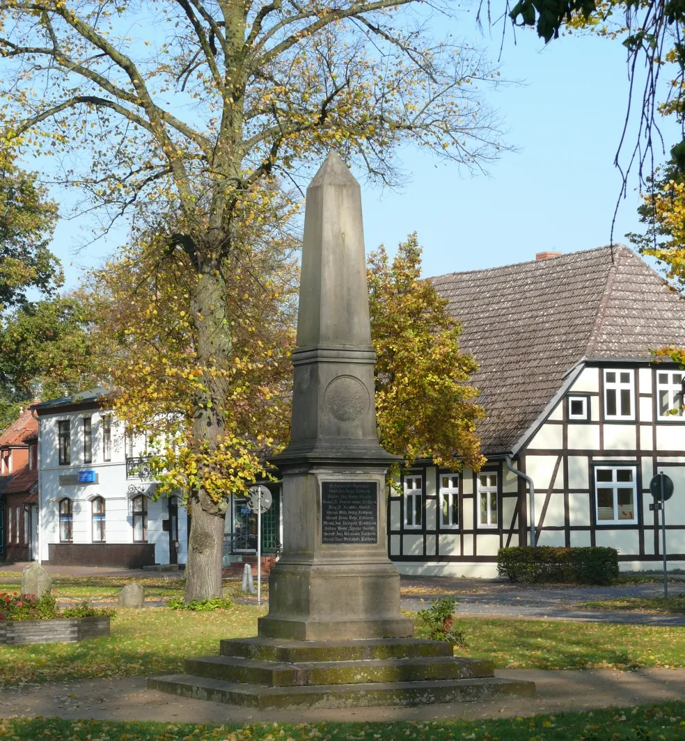 Photo showing: War memorial 1870/71 in de:Lübtheen, im Hintergrund die Alte Schule (Heimatmuseum)