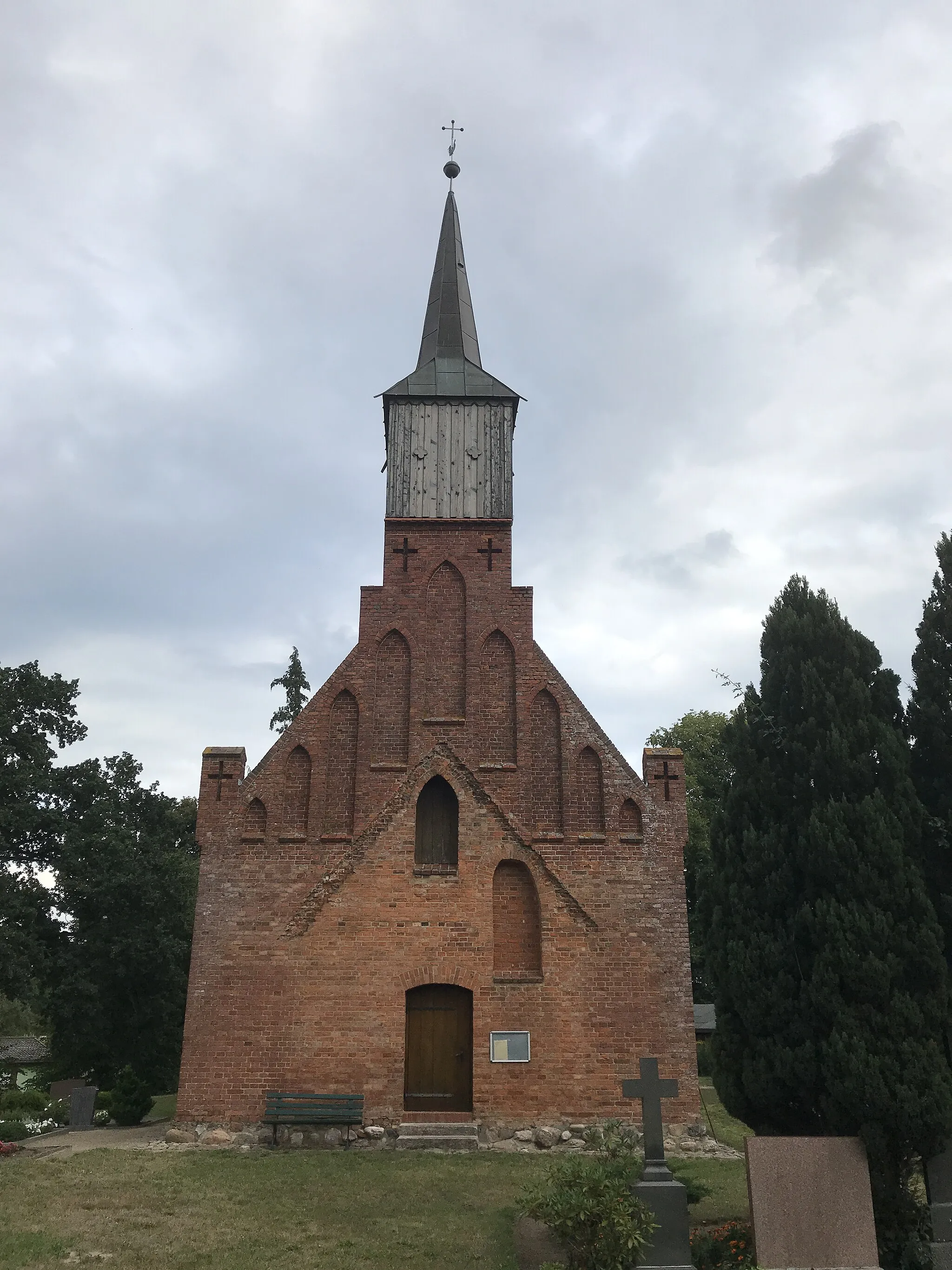 Photo showing: Die Dorfkirche in Kuhlrade der Stadt Marlow entstand im 18. Jahrhundert. Im Innern befindet sich eine bauzeitliche und schlichte Kirchenausstattung.
