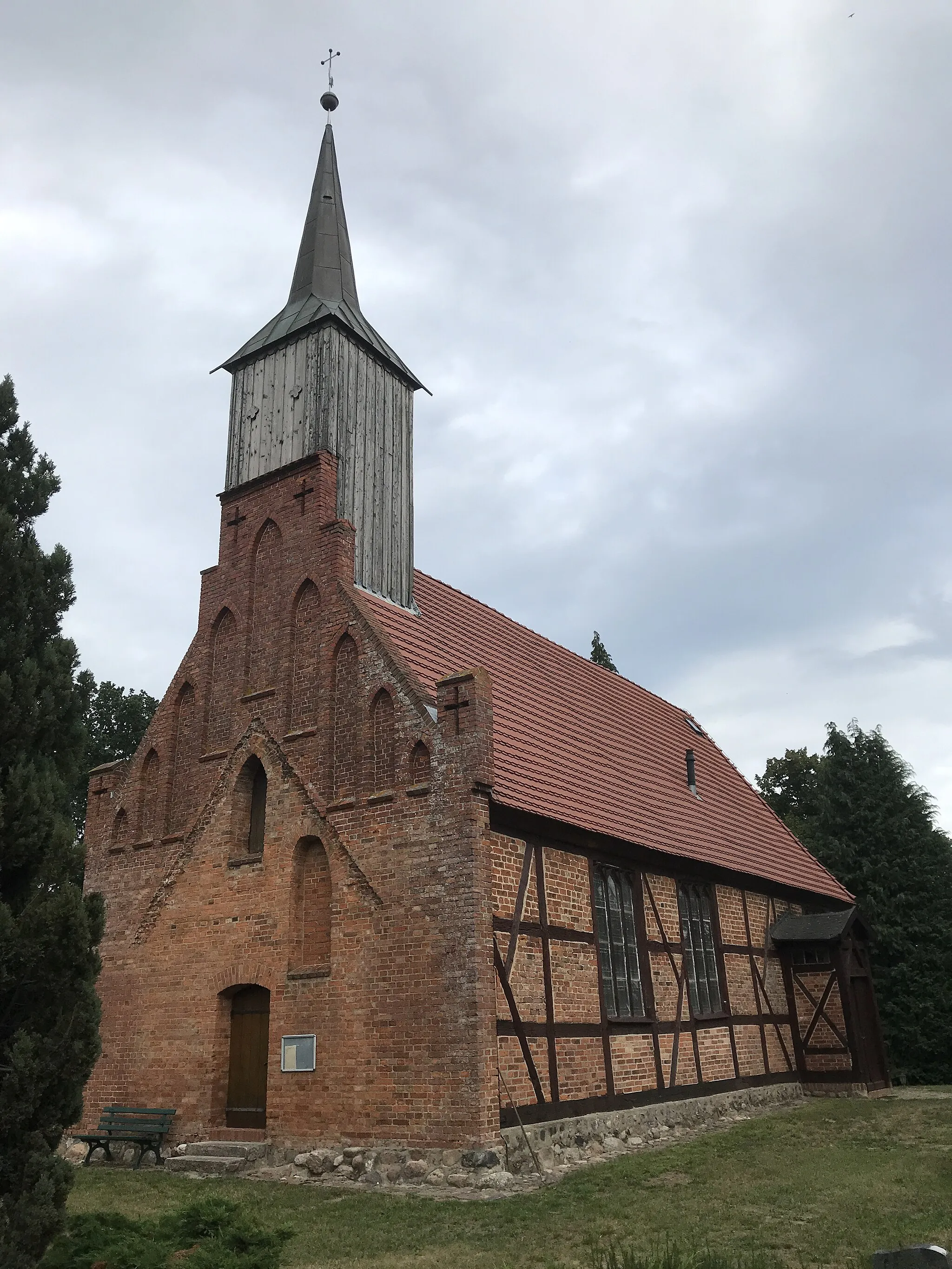 Photo showing: Die Dorfkirche in Kuhlrade der Stadt Marlow entstand im 18. Jahrhundert. Im Innern befindet sich eine bauzeitliche und schlichte Kirchenausstattung.