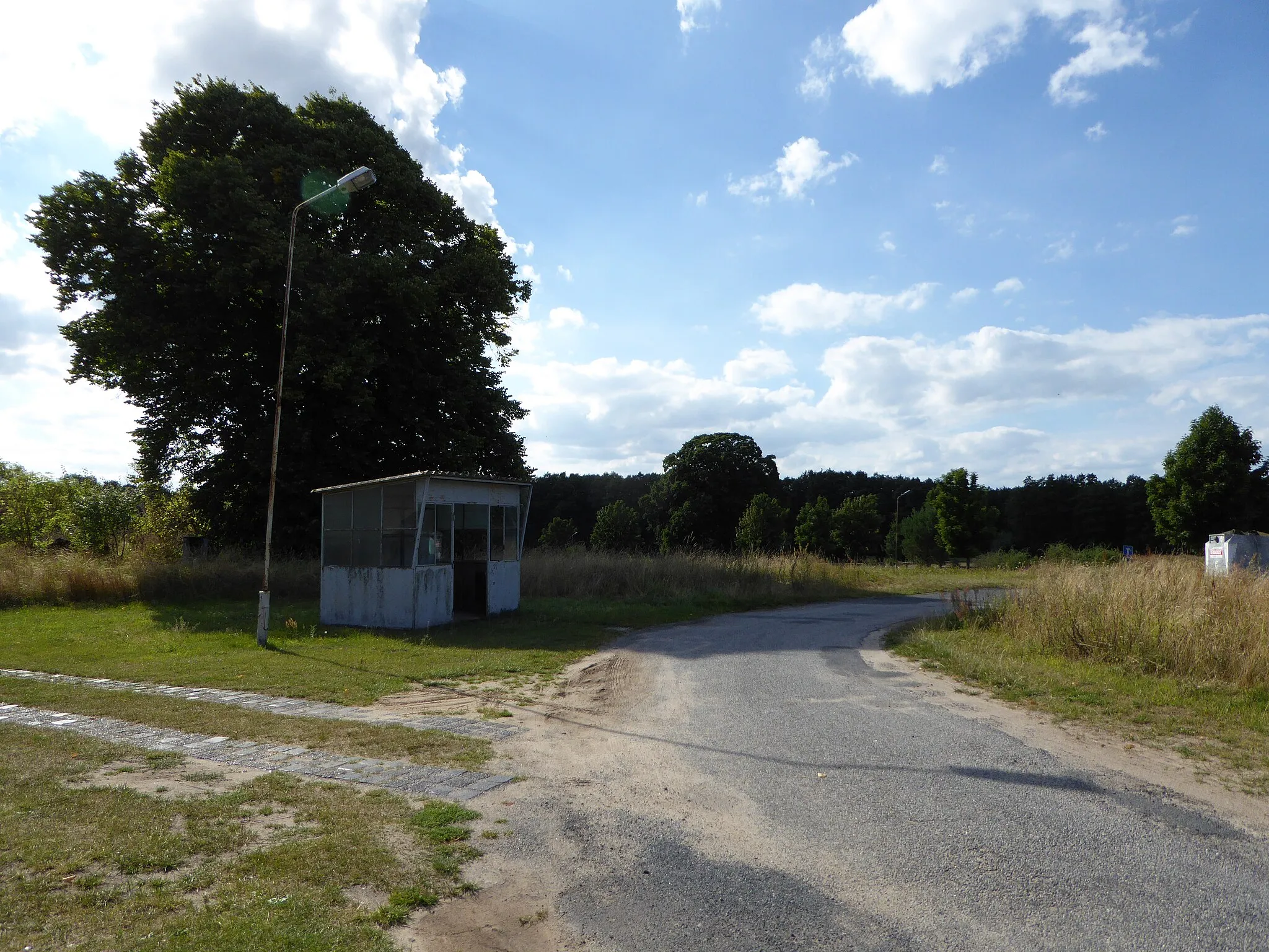 Photo showing: DDR-Straßenlampe und Bushaltestelle