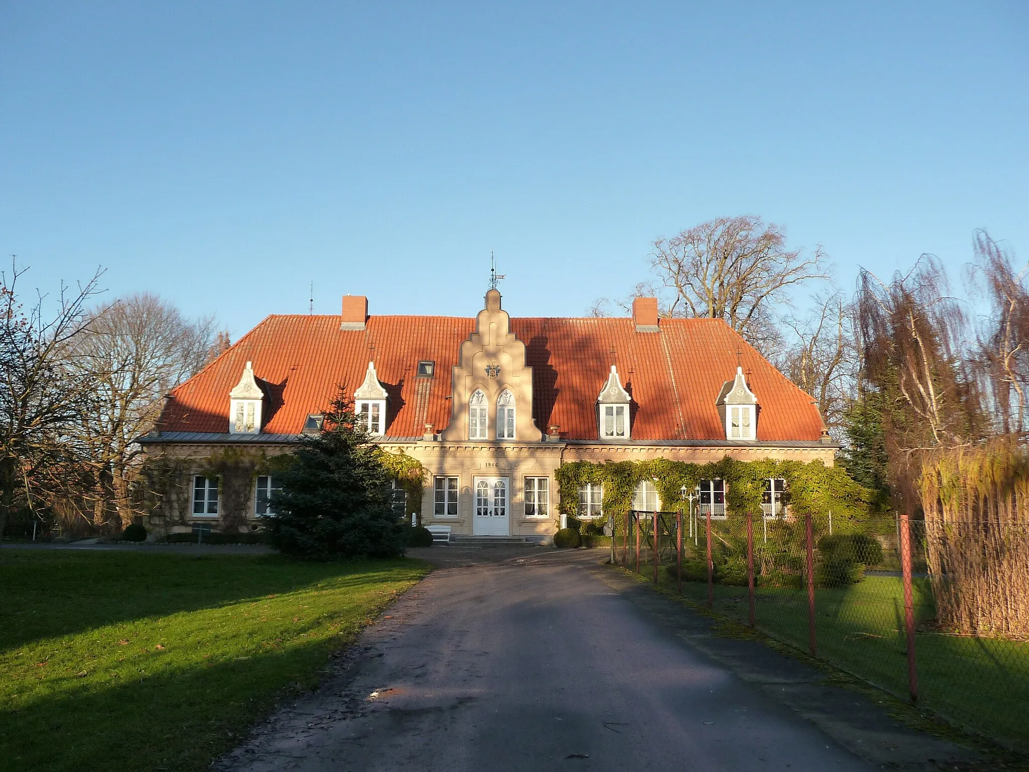 Photo showing: Das imposante Gutshaus in Groß Lüdershagen aus den 60er Jahren des 19.Jahrhunderts