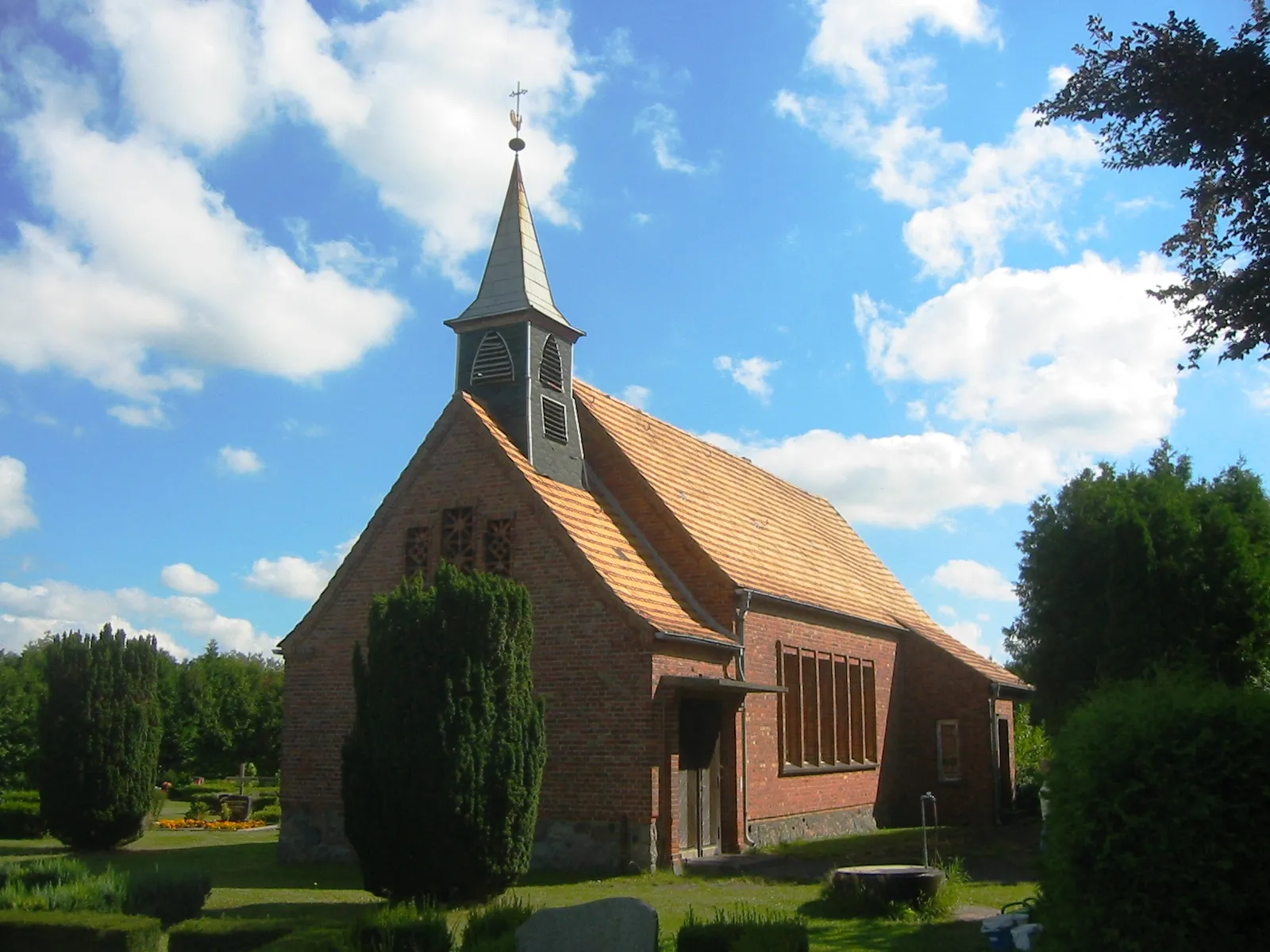 Photo showing: Blick auf die Kirche in Gresenhorst, ein Ortsteil von Marlow in Mecklenburg-Vorpommern; Blickrichtung vom Parkplatz aus