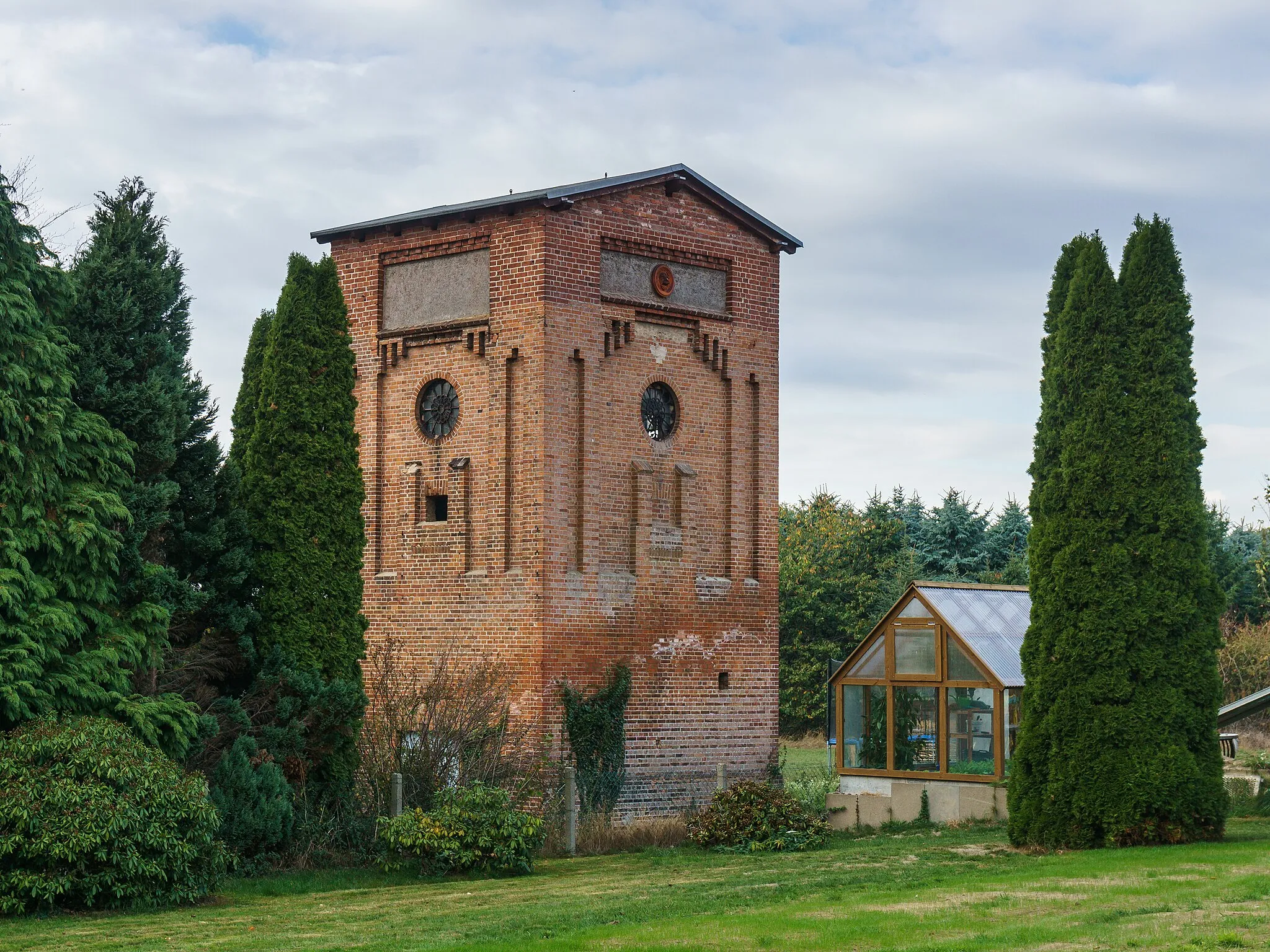 Photo showing: Ehemaliger Wasserturm der Gutsanlage, Am Schlosspark in Dersenow OT Dammereez