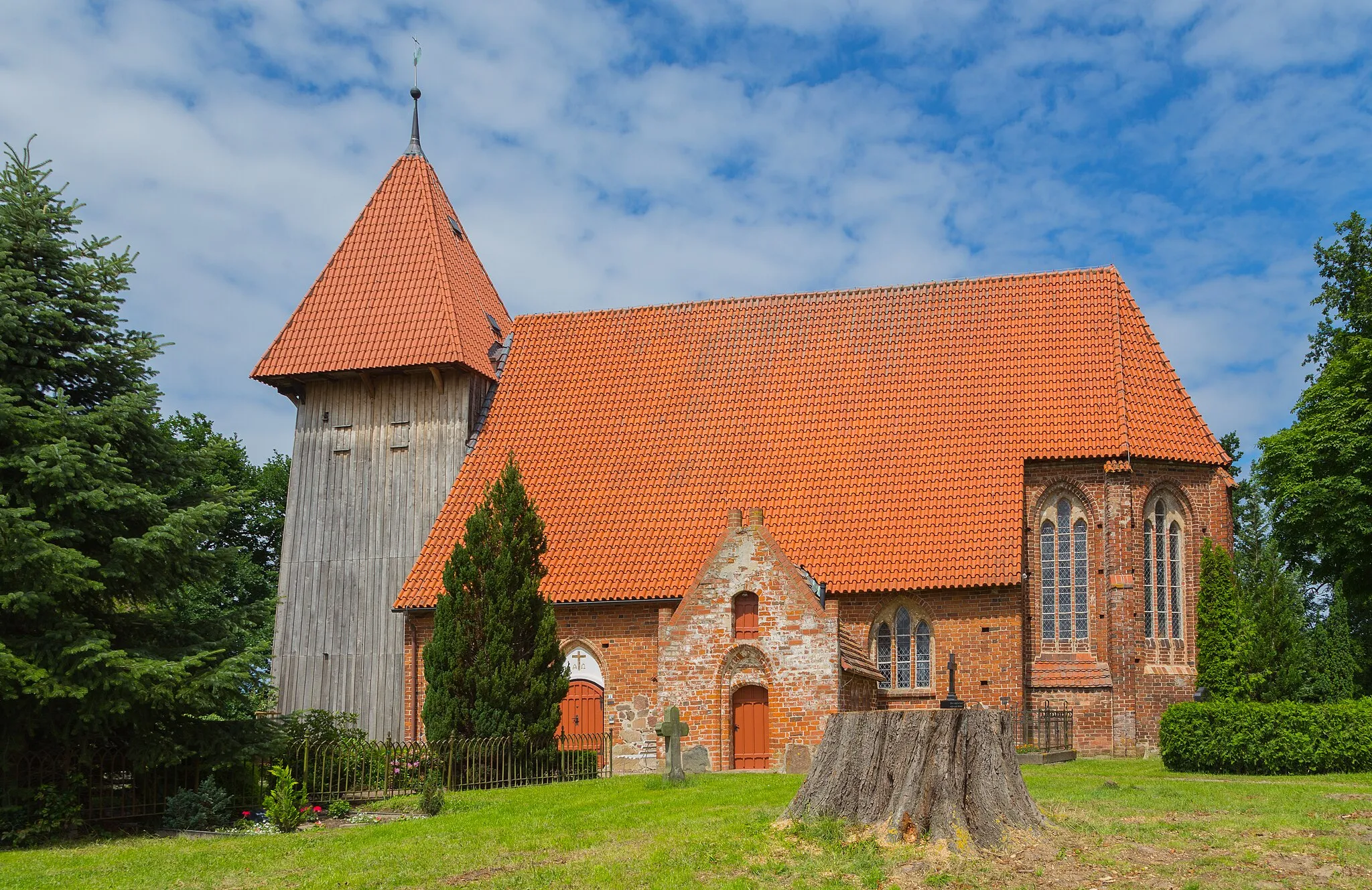 Photo showing: The Lutheran Village Church of Rethwisch, district of Börgerende-Rethwisch, Landkreis Rostock, Mecklenburg-Vorpommern, Germany. The church is a listed cultural heritage monument.