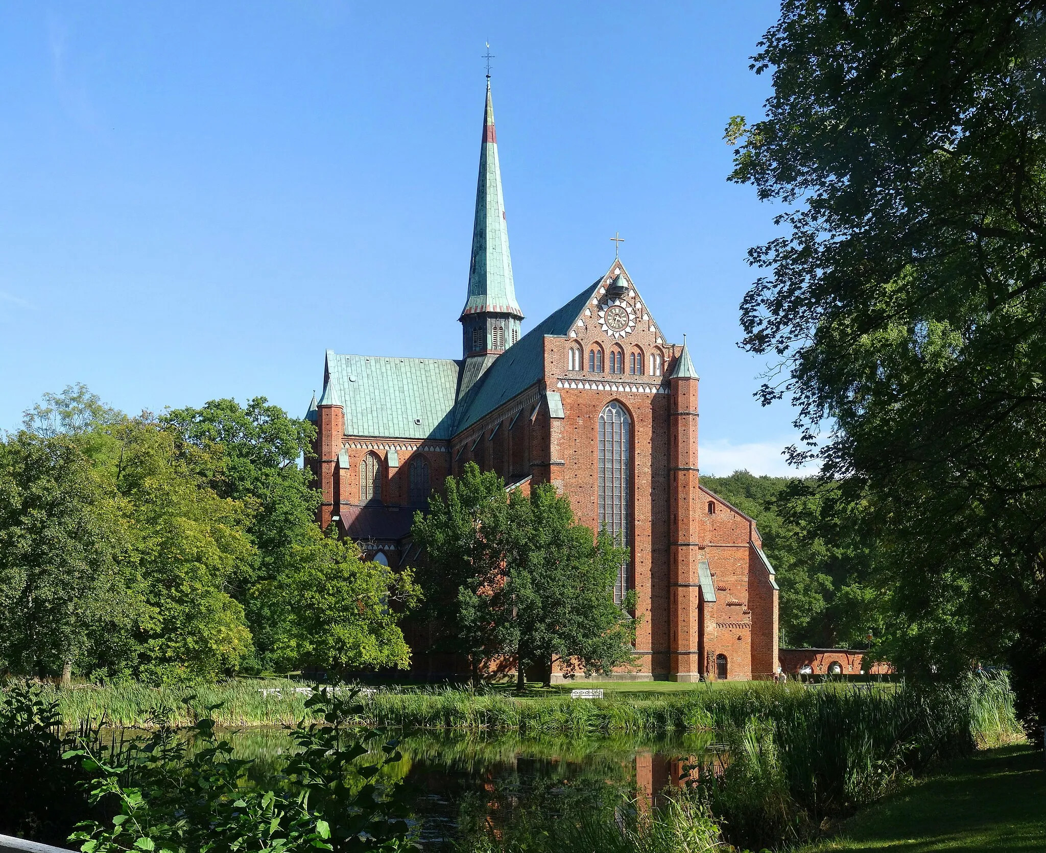 Photo showing: This image shows the Doberan Minster. The cathedral is one of the most important Gothic brick buildings in Germany. There is no other original Cistercian church in Europe.