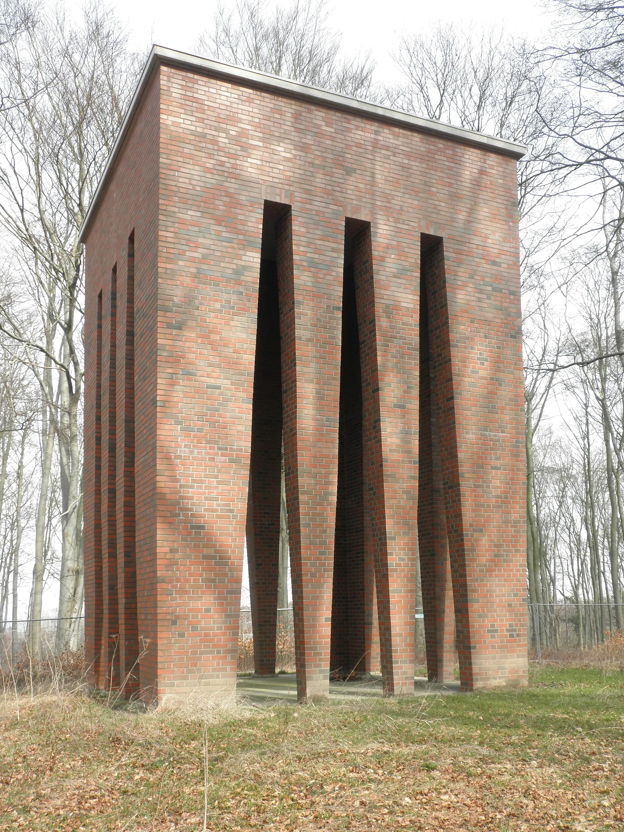 Photo showing: Ehrenmal für die im Ersten Weltkrieg gefallenen und vermissten Soldaten auf dem Buchenberg (im Volksmund Backenzahn genannt) in Bad Doberan, Mecklenburg-Vorpommern
Das Ehrenmal wurde Ausgang der 1920er Jahre nach einem Entwurf des Architekten und Baumeisters Hans Carlson von der Baufirma H. Carlson & Sohn, damals Bad Doberan, Severinstraße 2, erbaut.