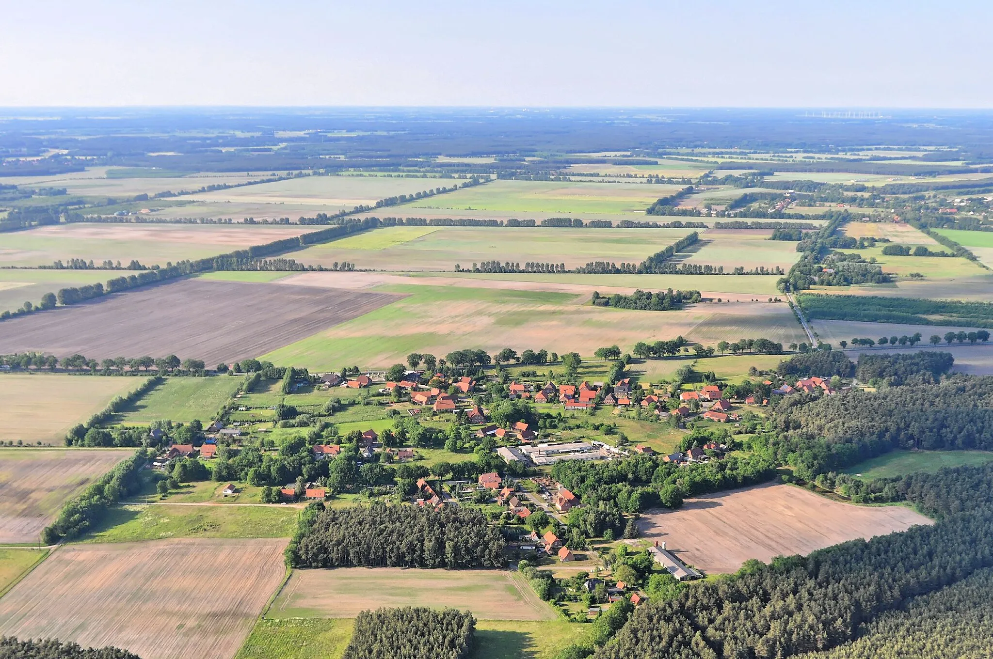 Photo showing: Überführungsflug vom Flugplatz Nordholz-Spieka über Lüneburg, Potsdam zum Flugplatz Schwarzheide-Schipkau. Hier die Gemeinde Groß Krams im Landkreis Ludwigslust-Parchim in Mecklenburg-Vorpommern.