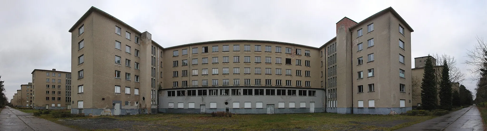 Photo showing: Panoramic view of the KdF-House at sea bath Prora. View from land side.