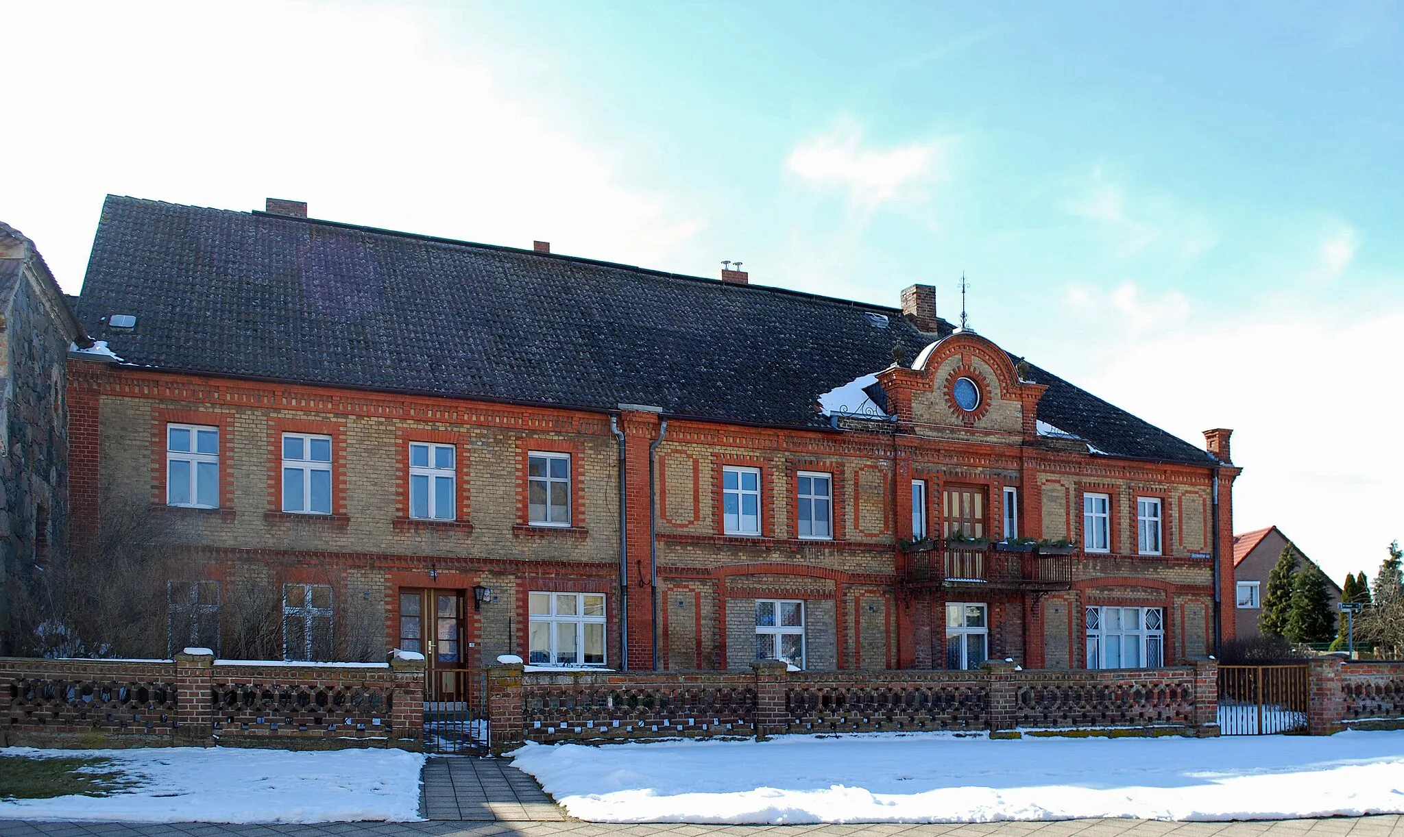 Photo showing: Gebäude und Denkmal in der Uckermark. (Altkreis Angermünde)