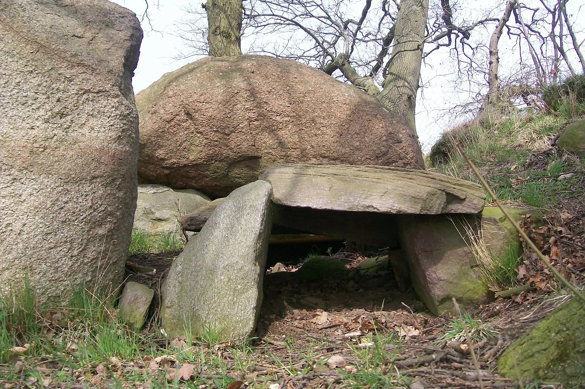 Photo showing: Blick auf die Grabkammer mit dem für Rügen typischem "Windfang" im Eingangsbereich