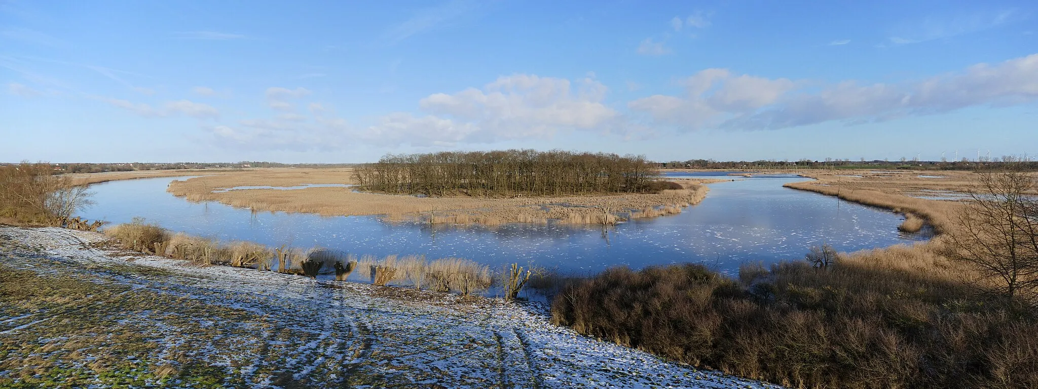 Photo showing: Altarm der Peene zwischen Randow und Pensin. Slawischer Burgwall Räuberberg im bewaldeten Bereich.