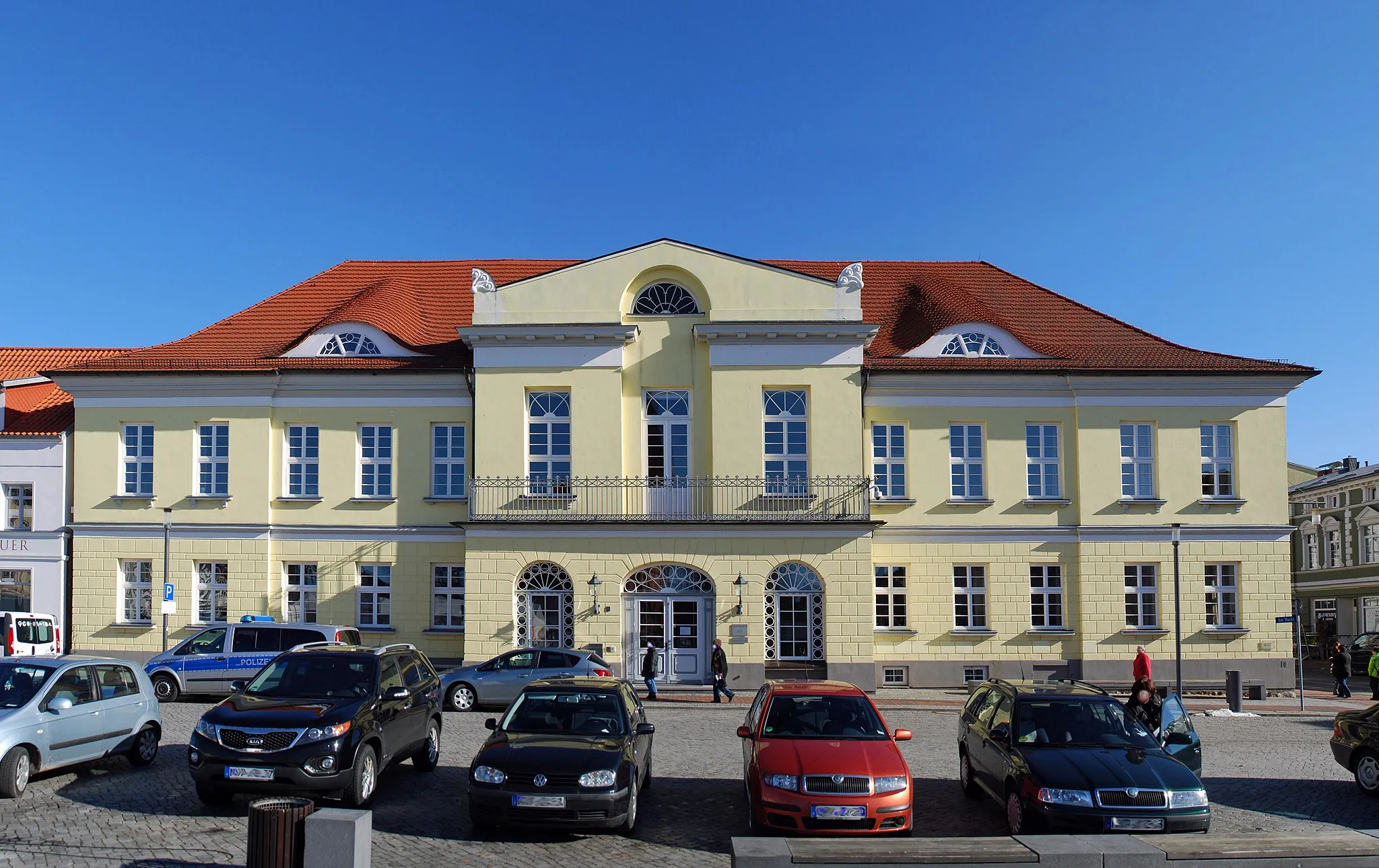 Photo showing: Gebäude und Denkmal in Ribnitz-Damgarten