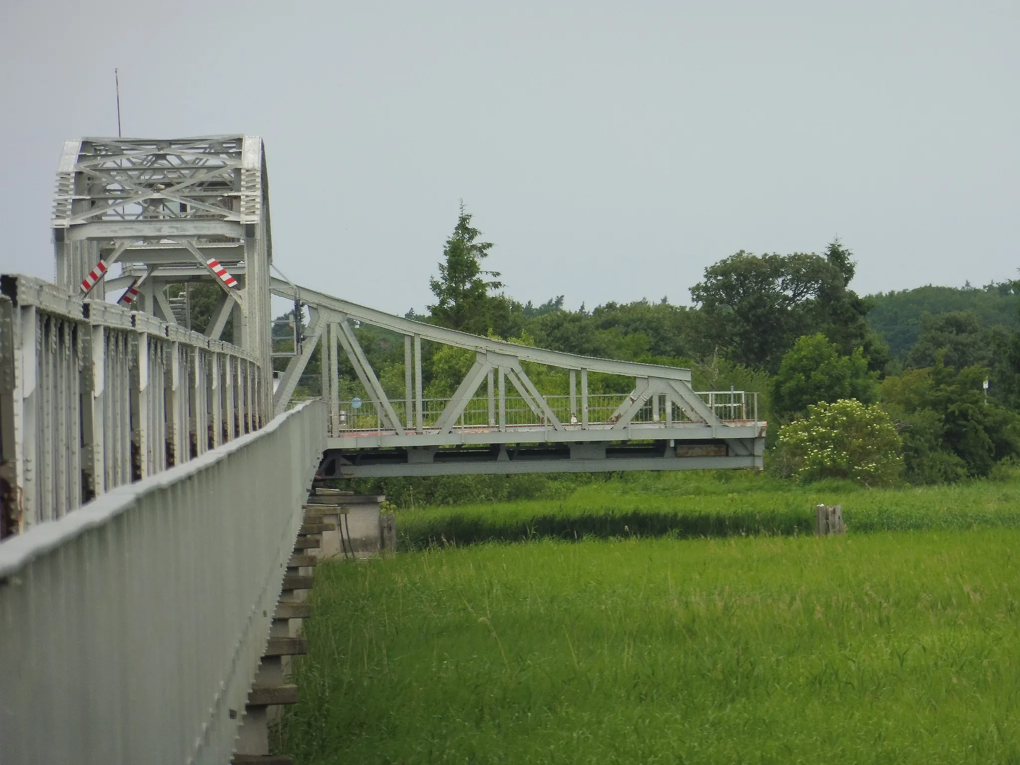 Photo showing: Geöffnete Meiningenbrücke (Ostseite)