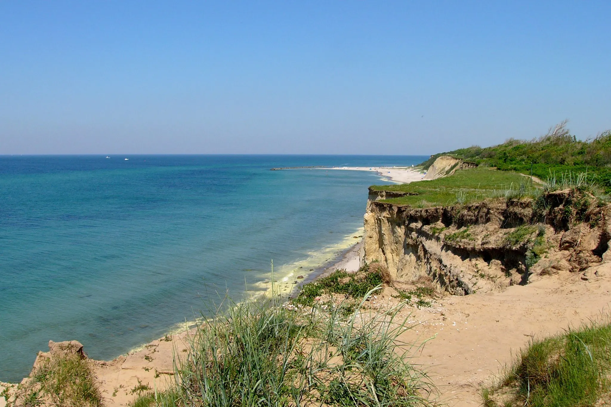 Photo showing: Steep coast and beach at peninsula Darss West Beach near Ahrenshoop, Mecklenburg-Vorpommern, Germany. Pomerania Beach, as its part of the Pomeranian lands.
