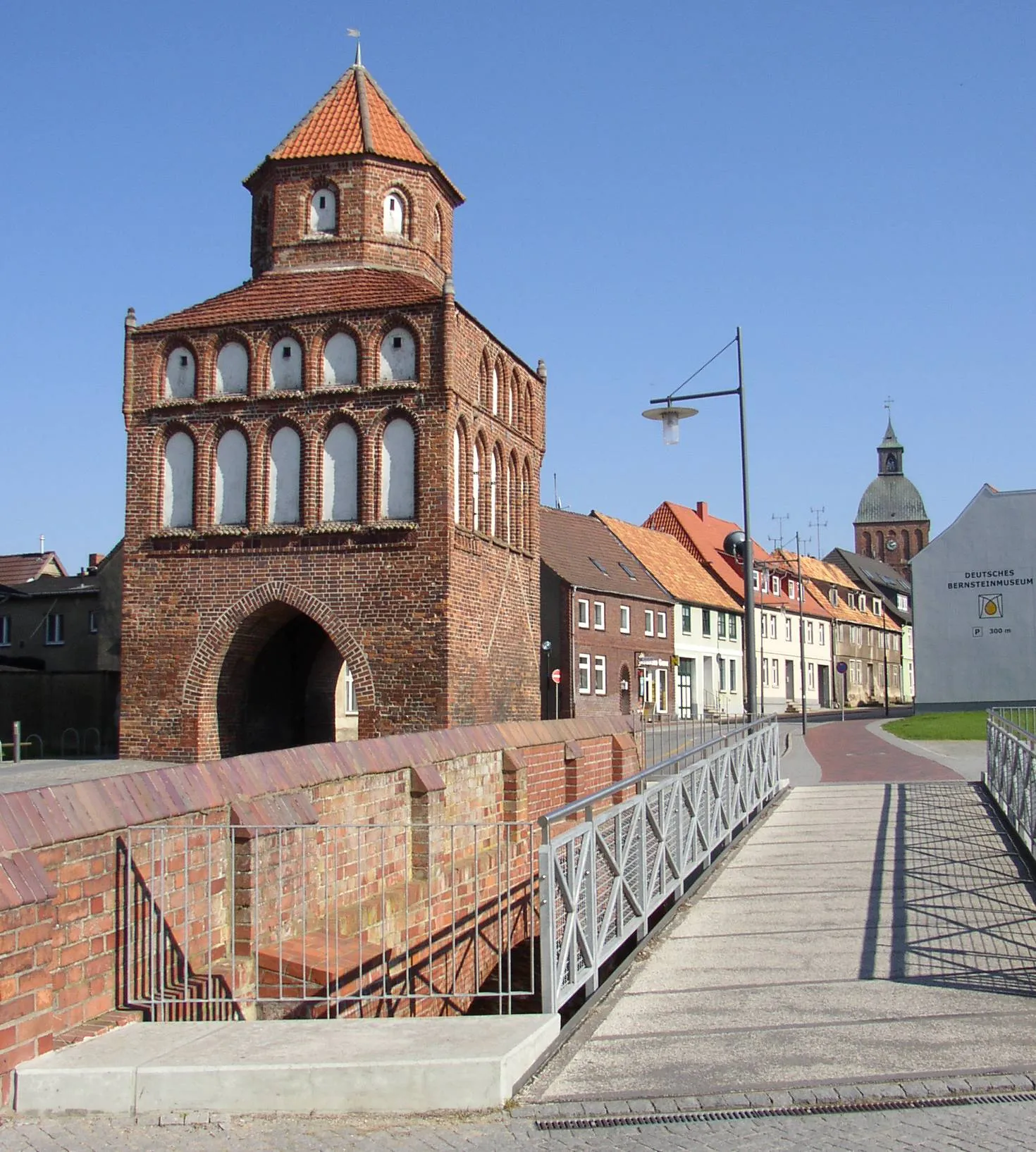 Photo showing: City gate and St. Mary's Church in Ribnitz-Damgarten in Mecklenburg-Western Pomerania, Germany