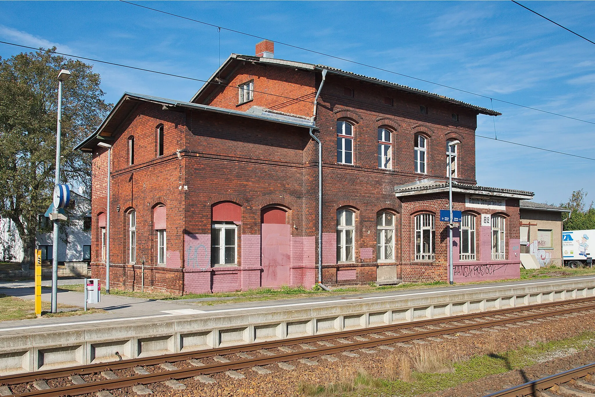 Photo showing: Blick auf das Empfangsgebäude vom Bahnhof Ribnitz-Damgarten Ost. Dieses befindet sich am 25.09.2016 in Renovierung.