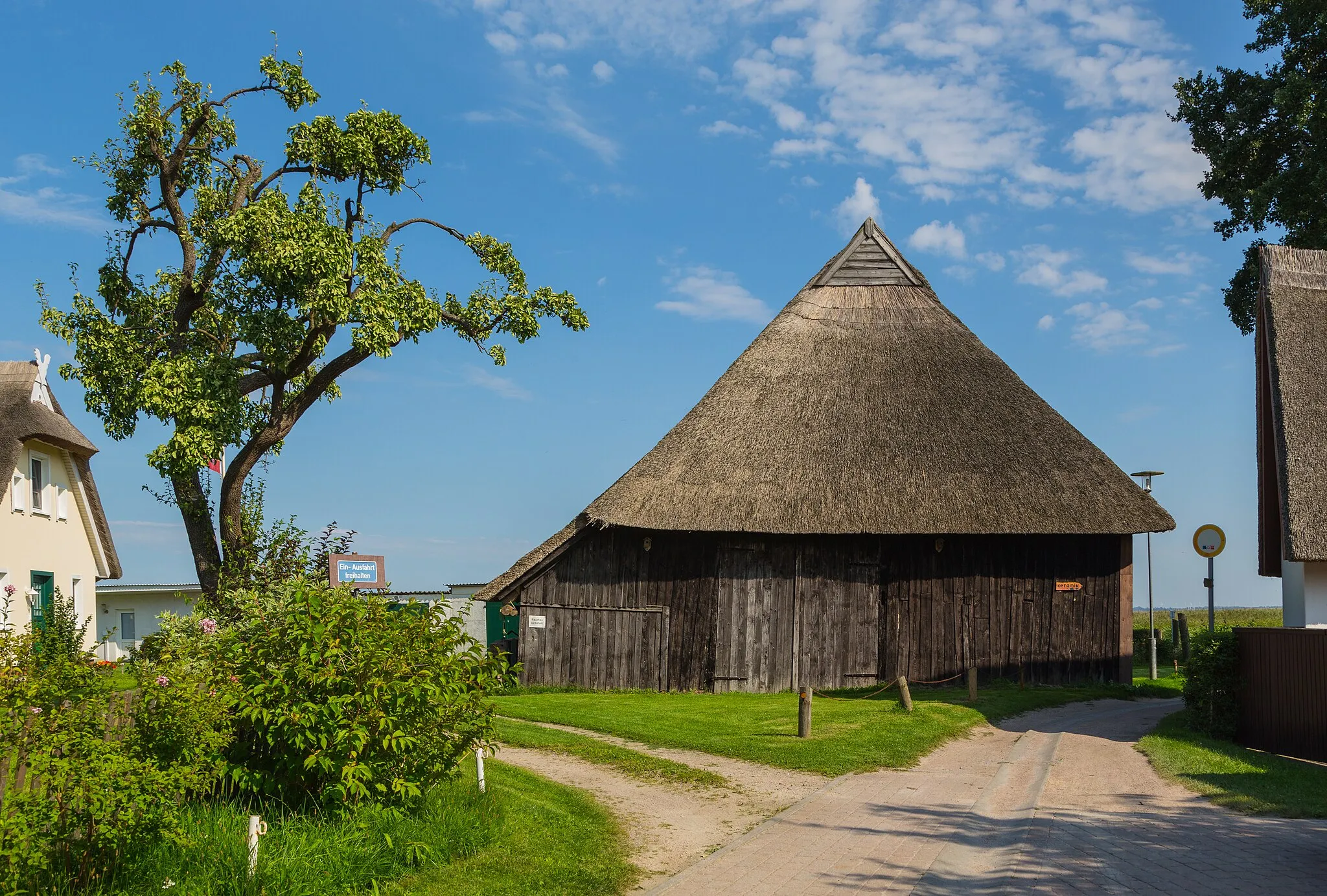 Photo showing: Listed barn at house 88 Althagen Street (Althäger Straße 88) in Ahrenshoop-Althagen, Landkreis Vorpommern-Rügen, Mecklenburg-Vorpommern, Germany.