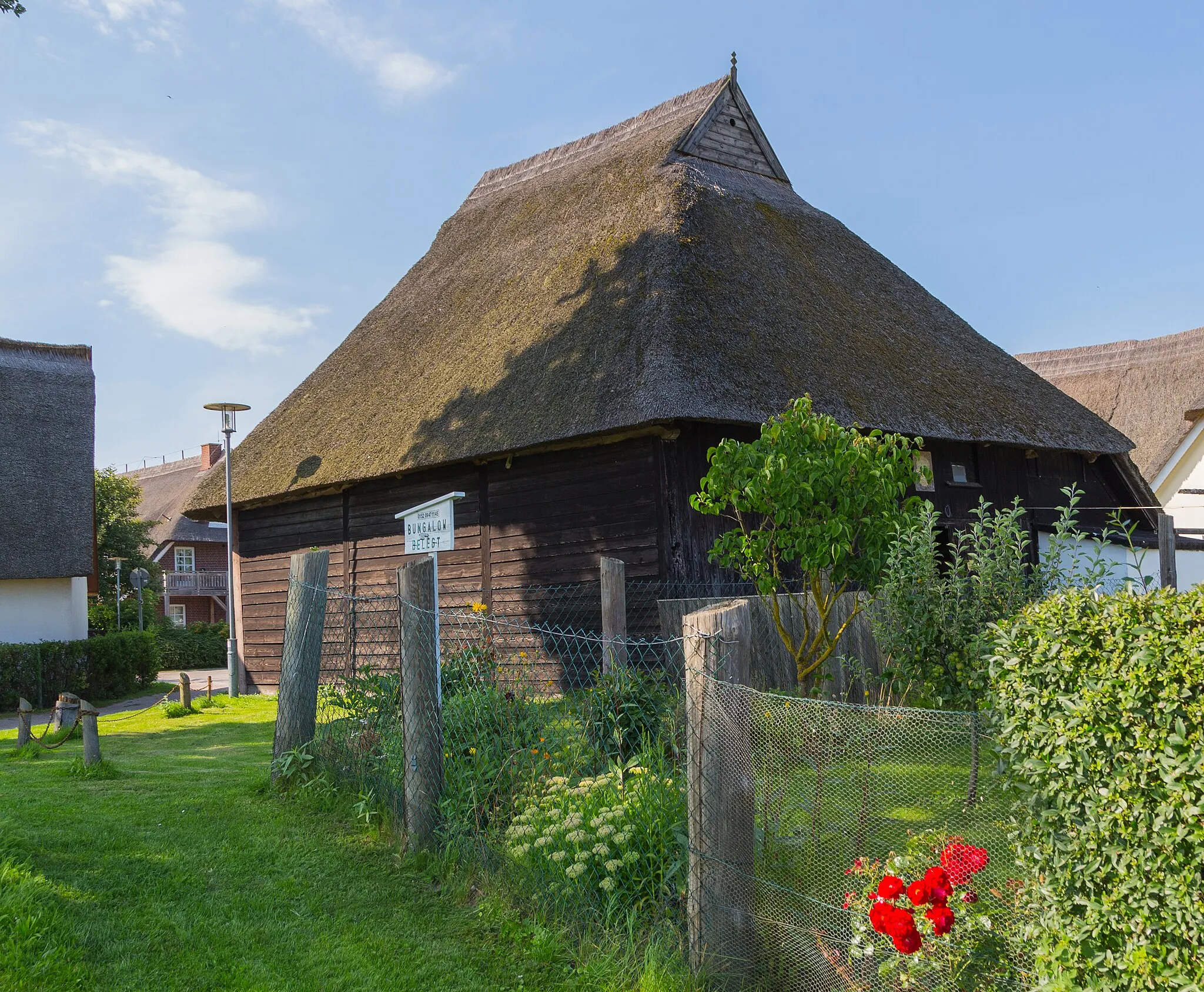 Photo showing: Listed barn at house 88 Althagen Street (Althäger Straße 88) in Ahrenshoop-Althagen, Landkreis Vorpommern-Rügen, Mecklenburg-Vorpommern, Germany.