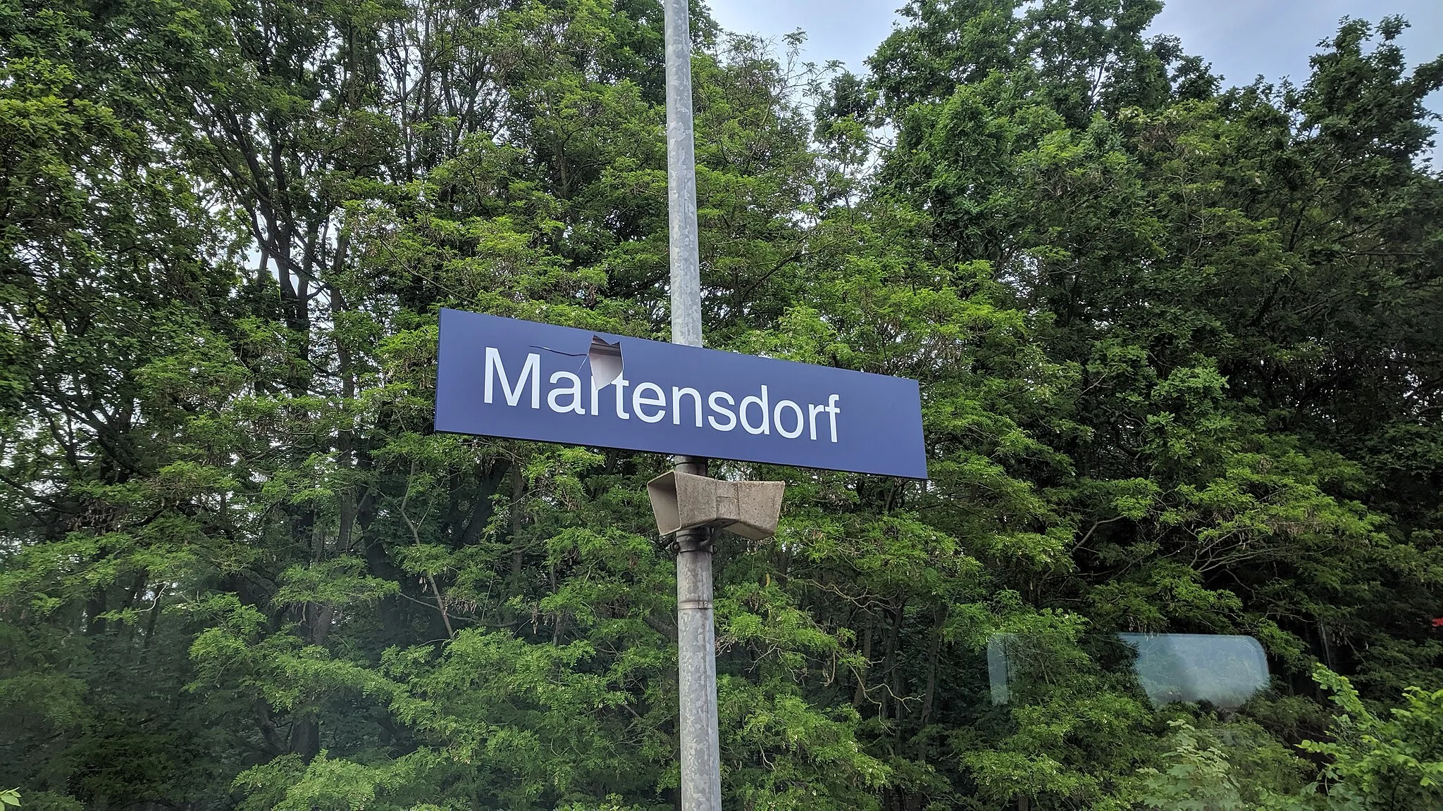 Photo showing: Bahnhofsschild Martensdorf , 
Taken on 3 June 2019
